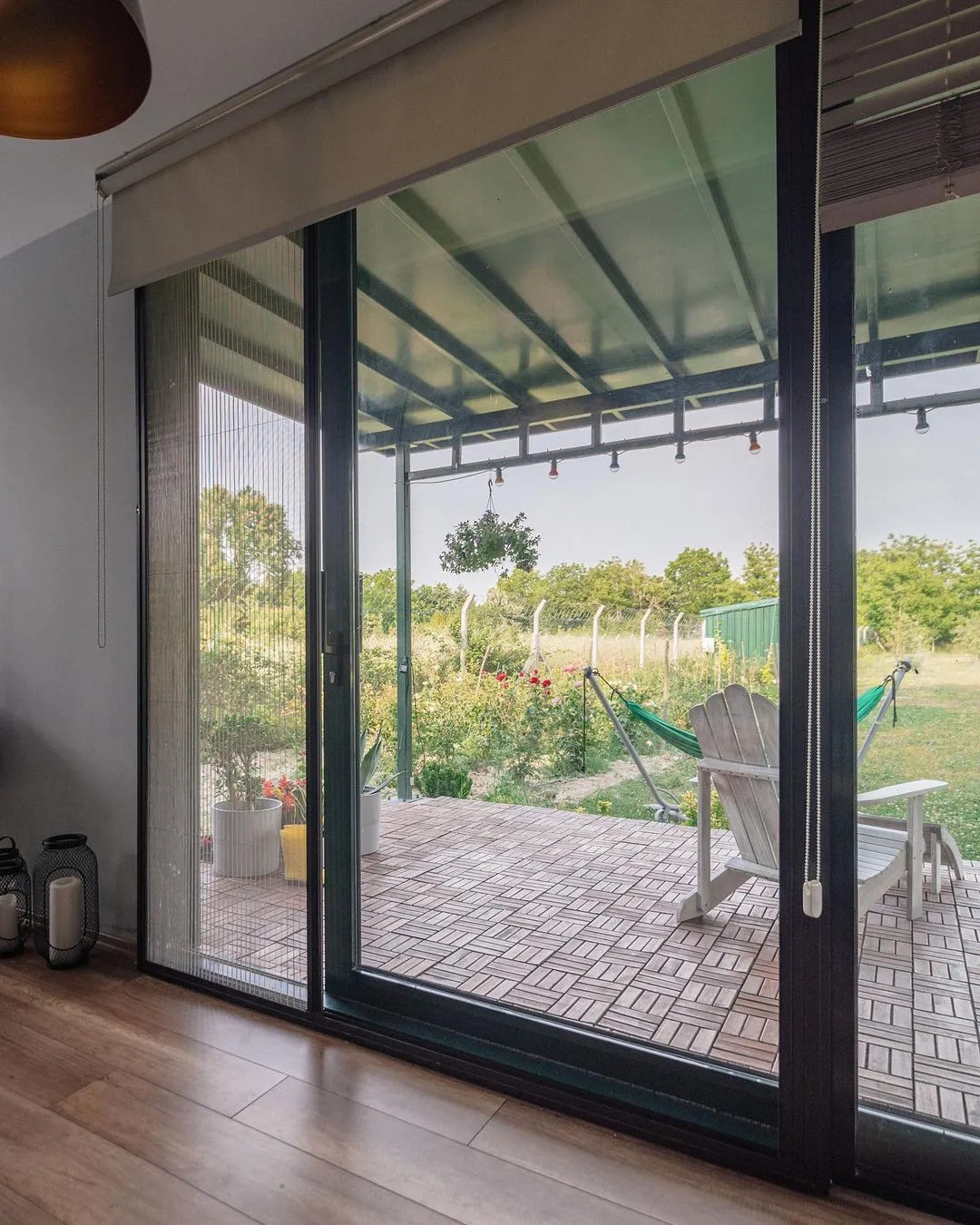 salon avec baie vitrée mini maison container 28m2