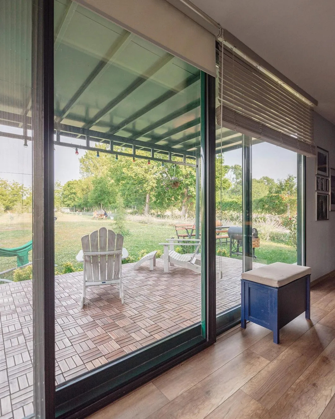 salon avec baie vitrée mini maison container 28m2