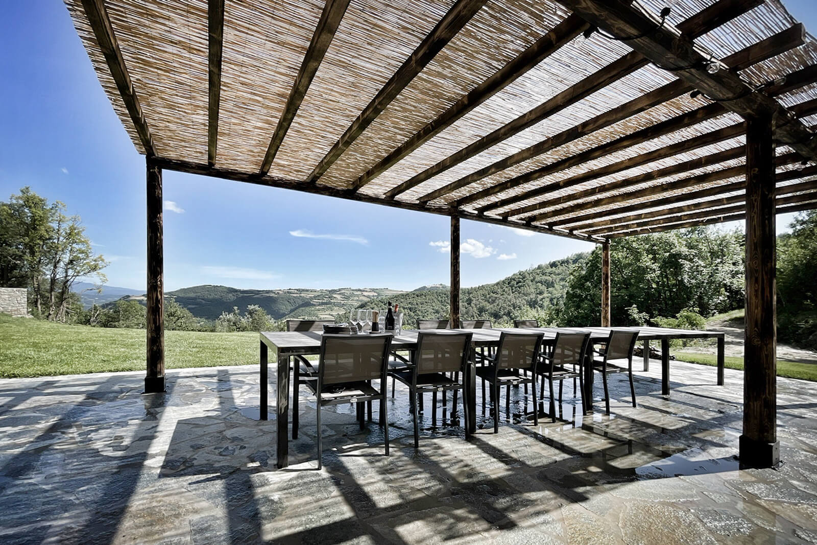 terrasse avec pergola acier maison rénovée dans le Piémont terrasse avec pergola acier maison rénovée dans le Piémont