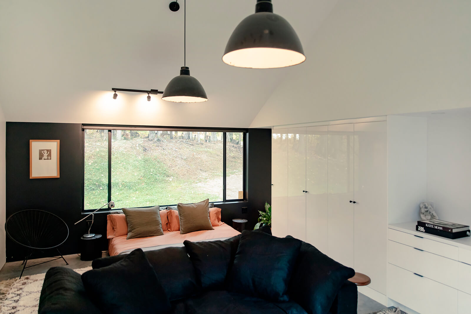 chambre avec mur noir