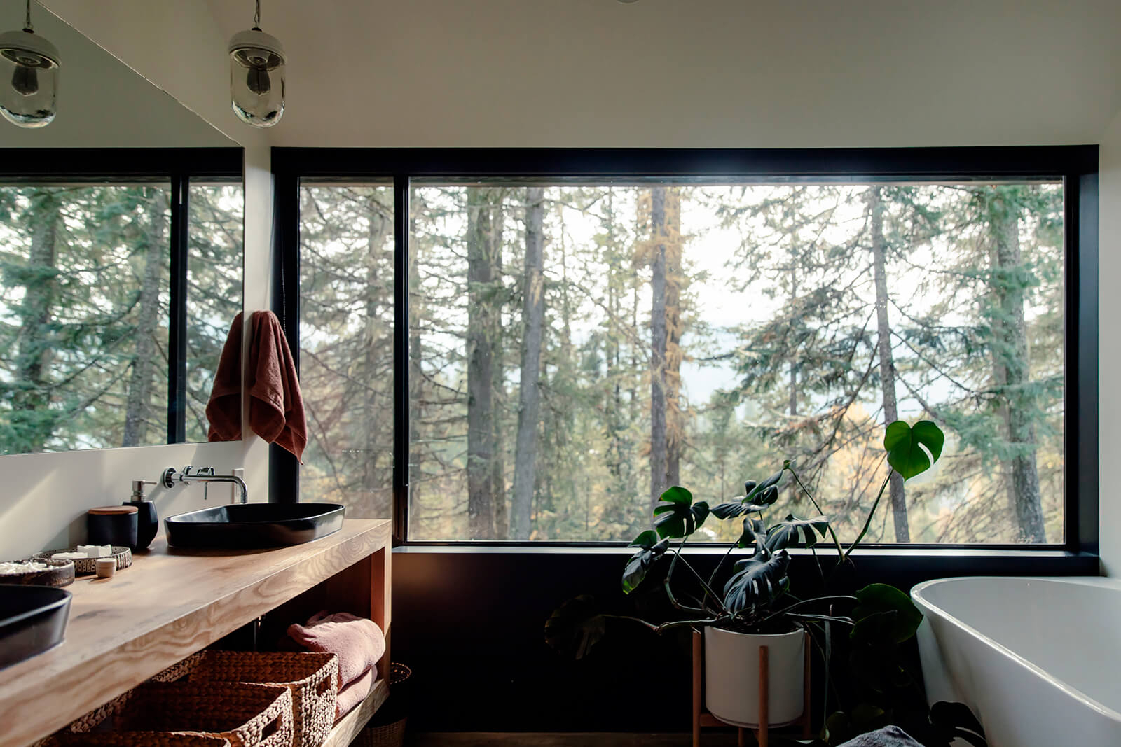 salle de bain avec baie vitrée maison en bois