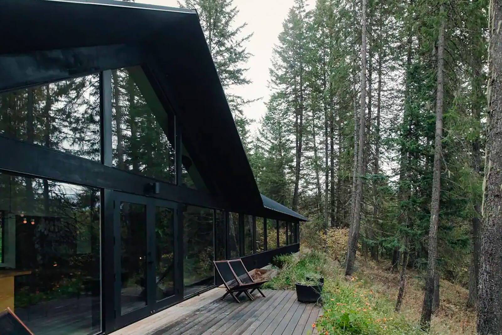 maison en bois noir