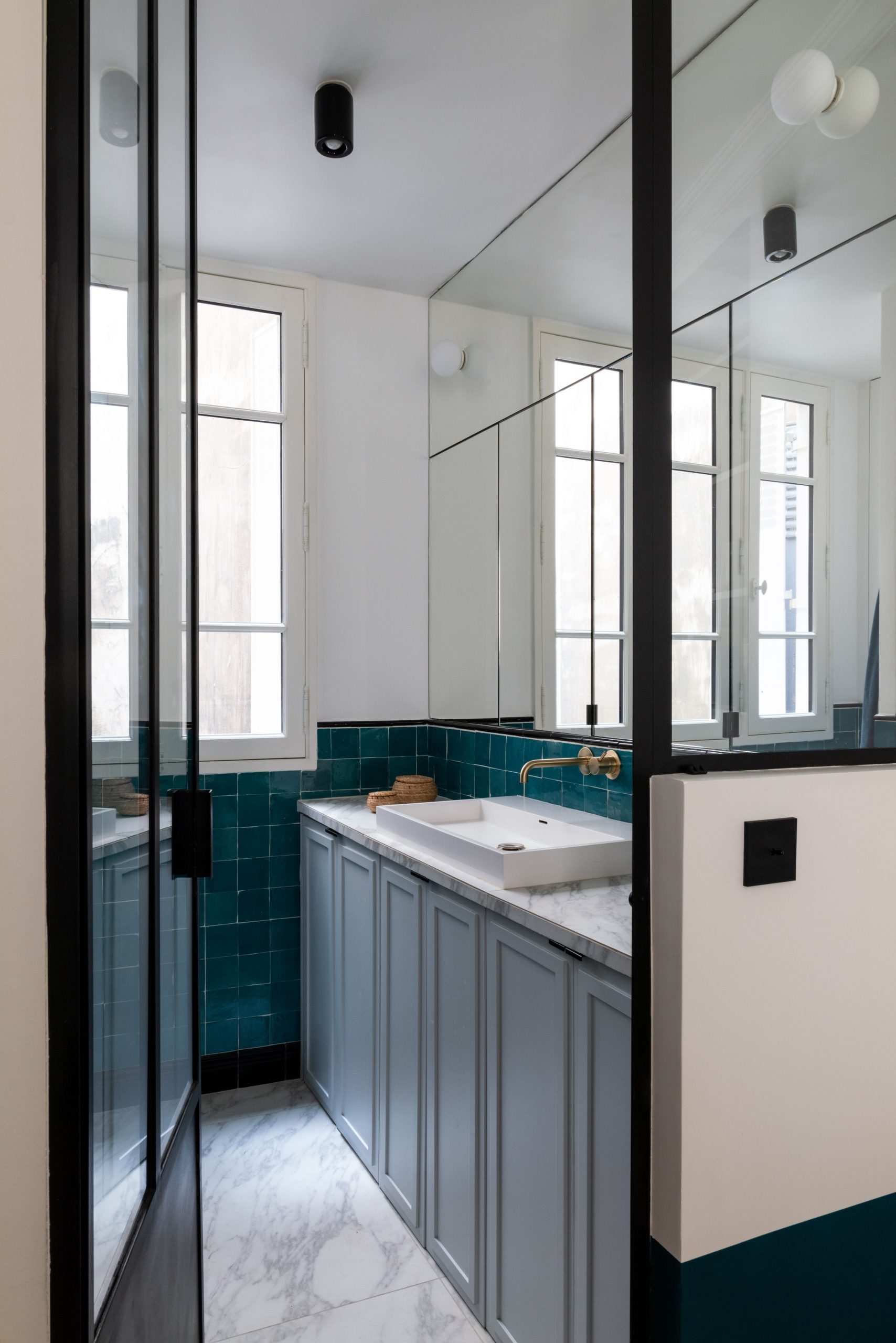 salle de bain avec verrière décoration bleue salle de bain avec verrière décoration bleue