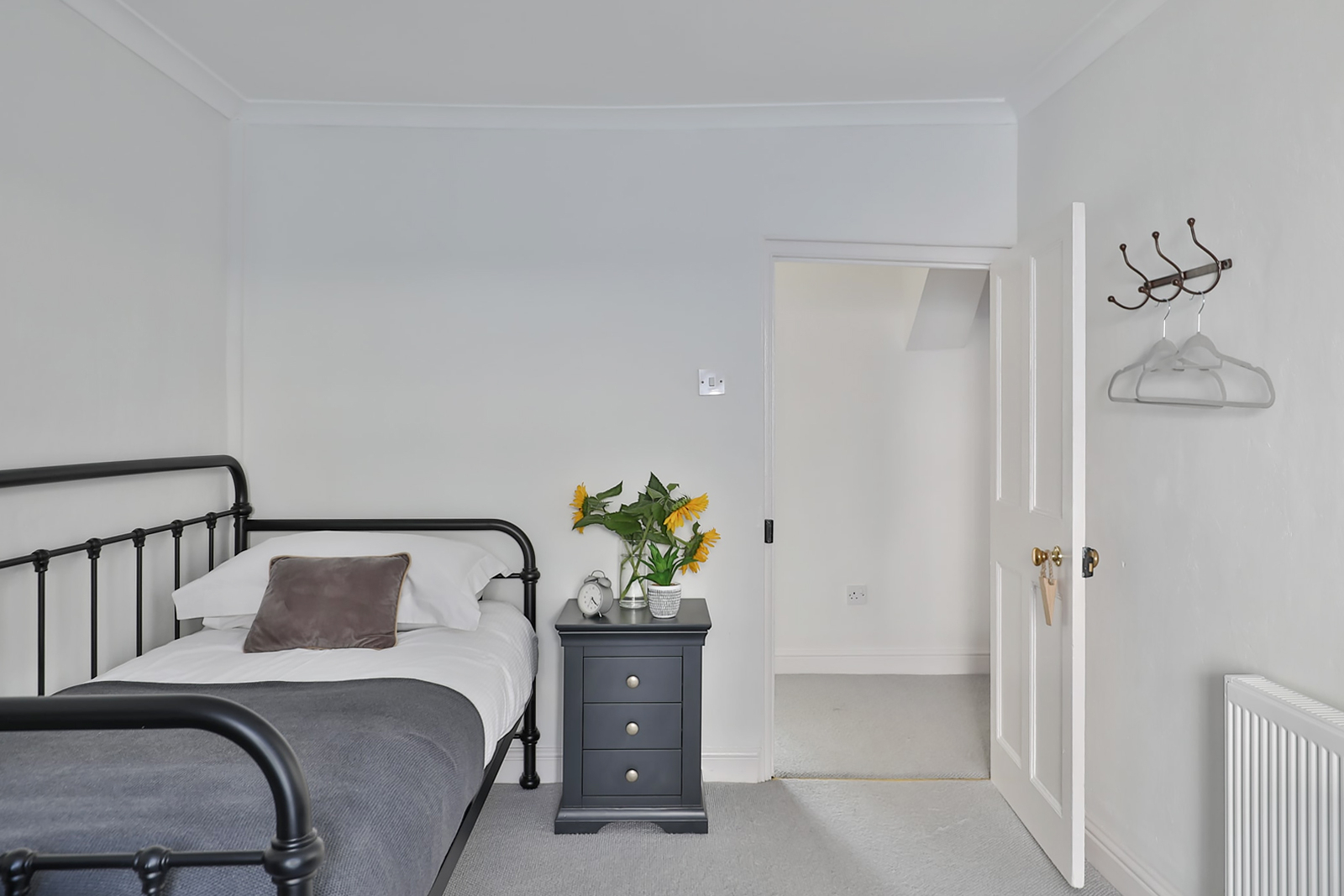 chambre avec lit métal vintage