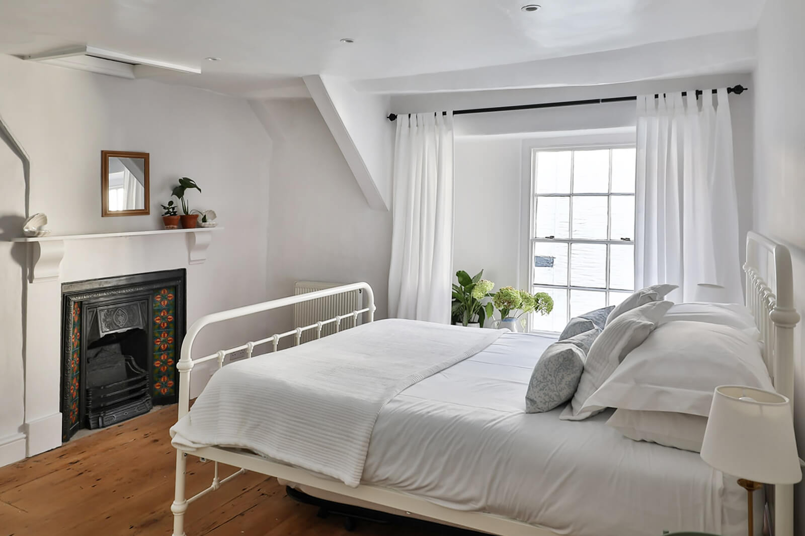 chambre rustique avec lit métal blanc