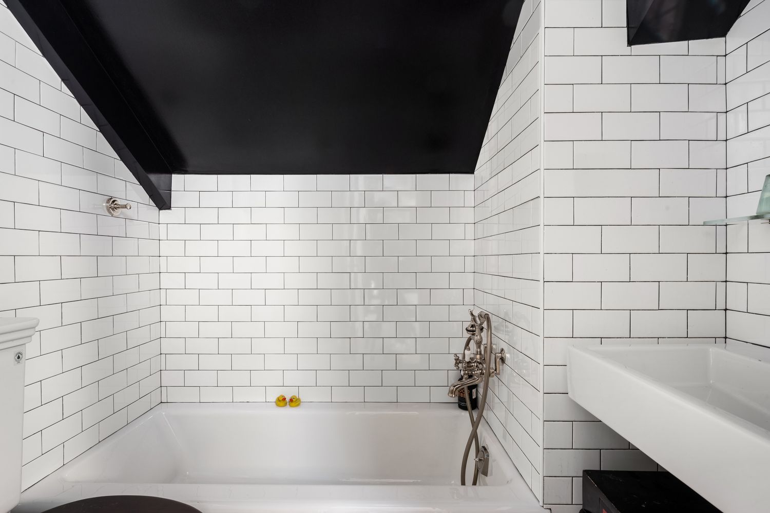 salle de bain noire et blanche