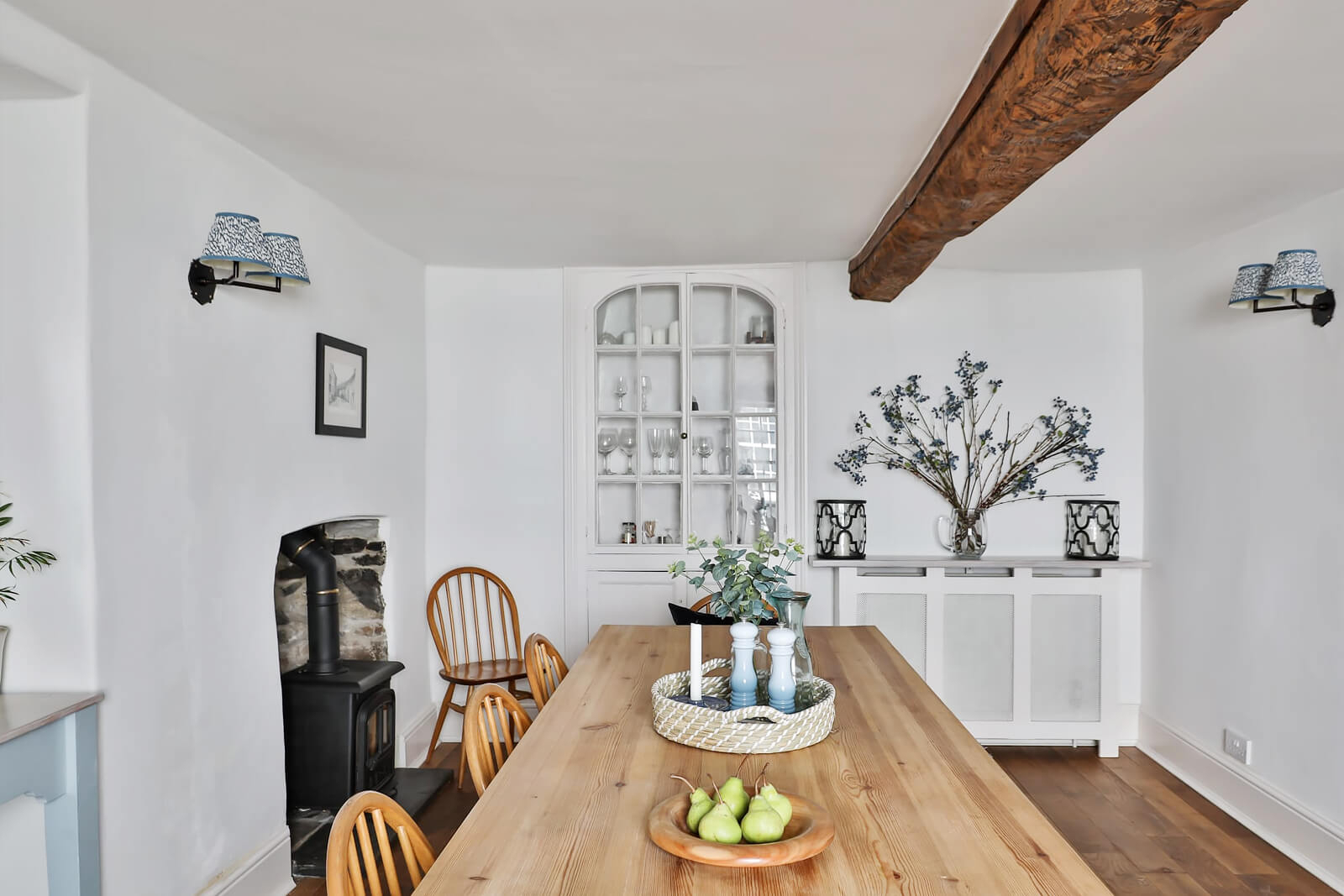 salle à manger rustique avec poutres