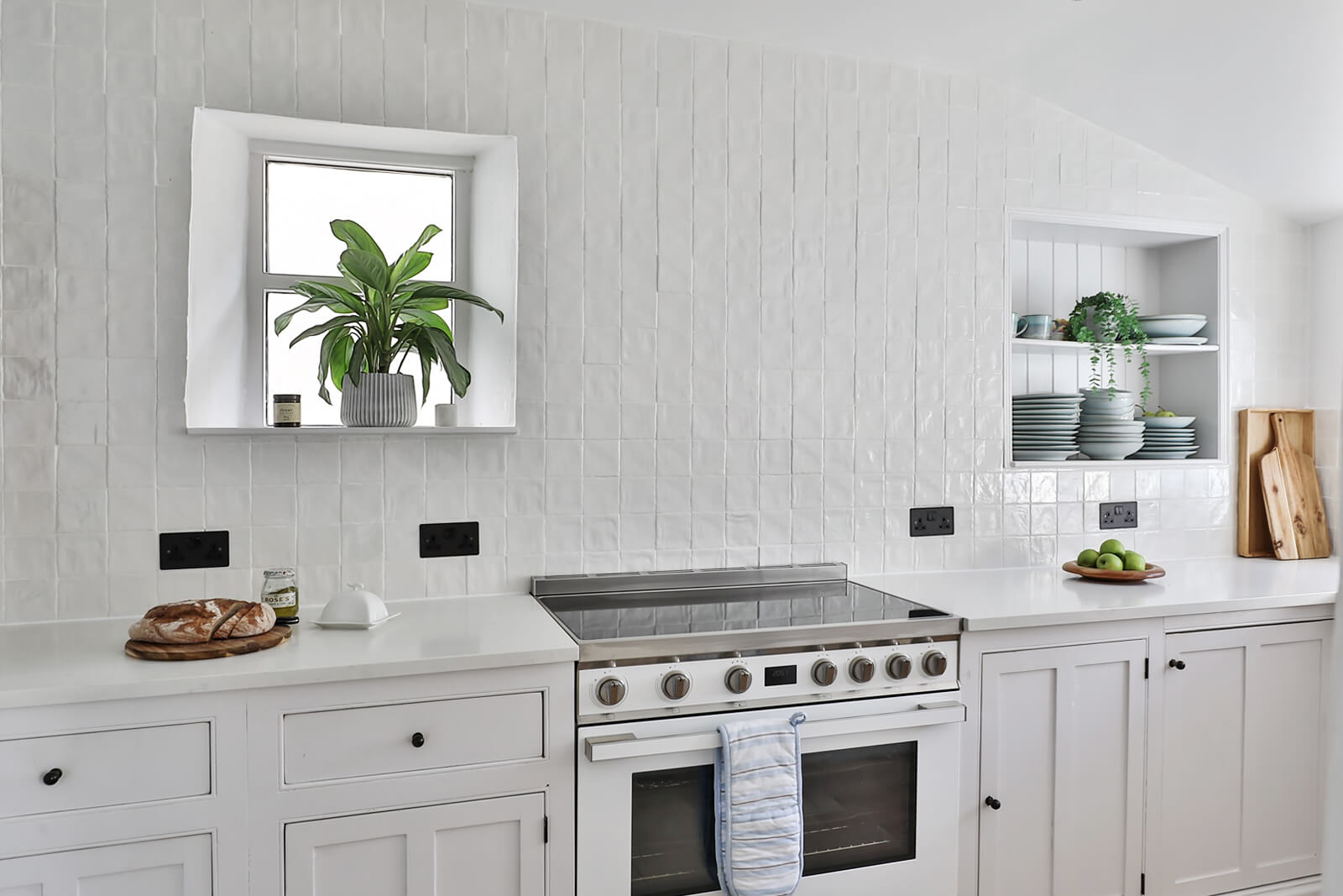 cuisine rustique blanche avec zelliges blanches