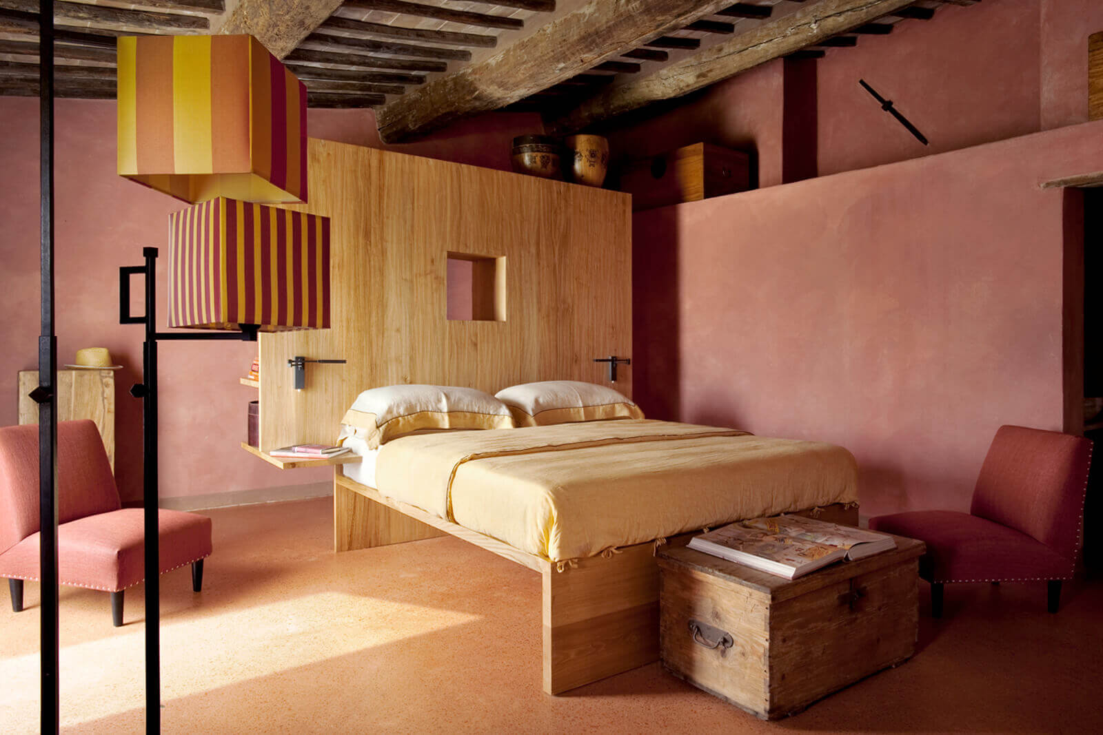 chambre avec poutres maison en pierres rénovée chambre avec poutres maison en pierres rénovée