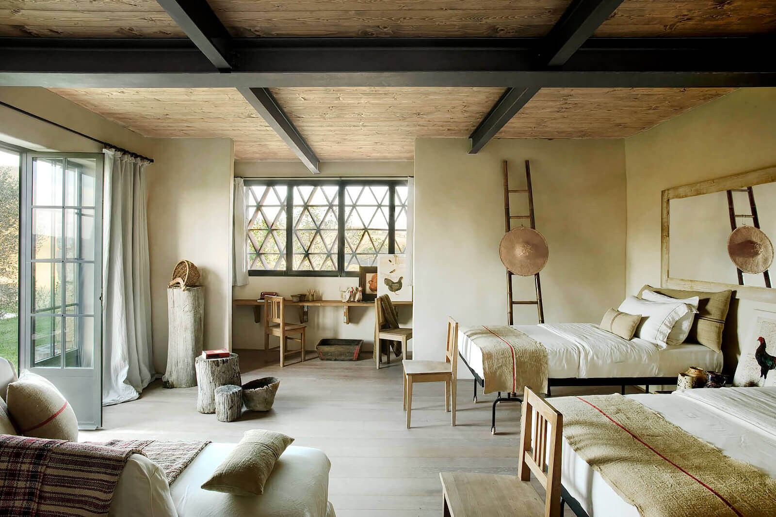 chambre avec poutres maison en pierres rénovée chambre avec poutres maison en pierres rénovée