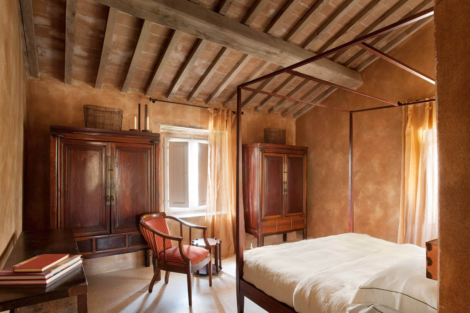 chambre avec poutres maison en pierres rénovée chambre avec poutres maison en pierres rénovée