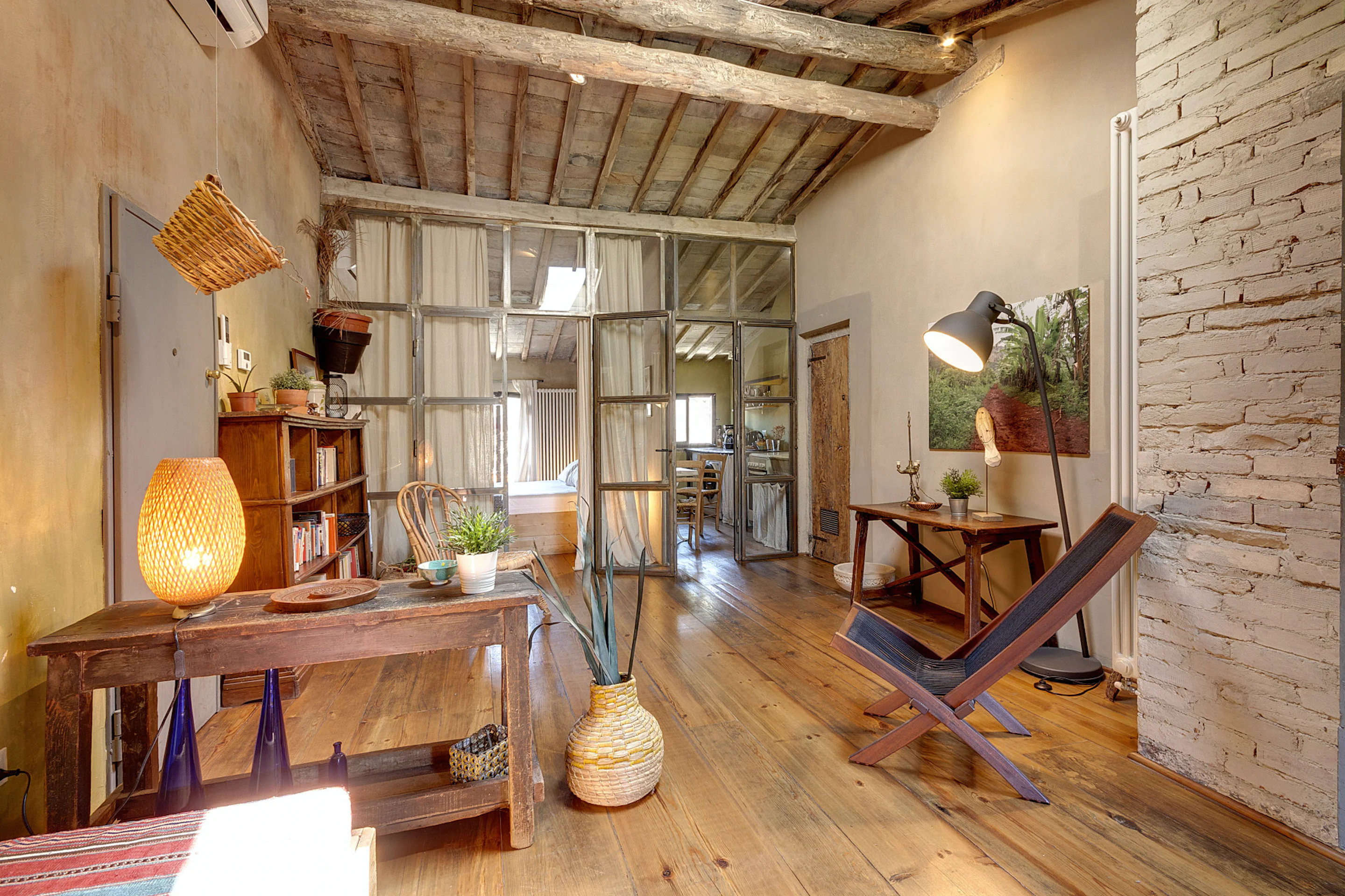 salon avec poutres mini loft 50m2