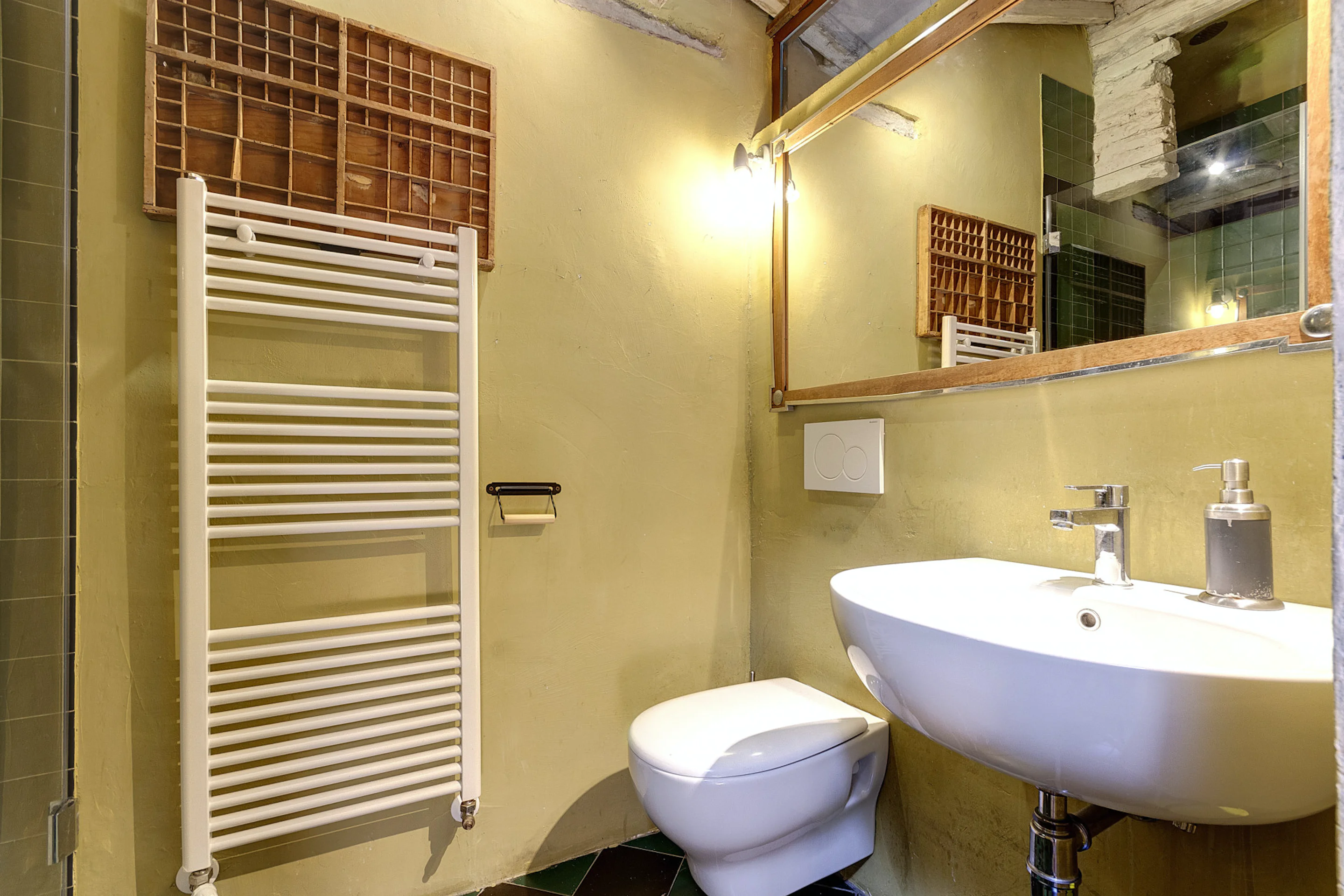 salle de bain murs enduits