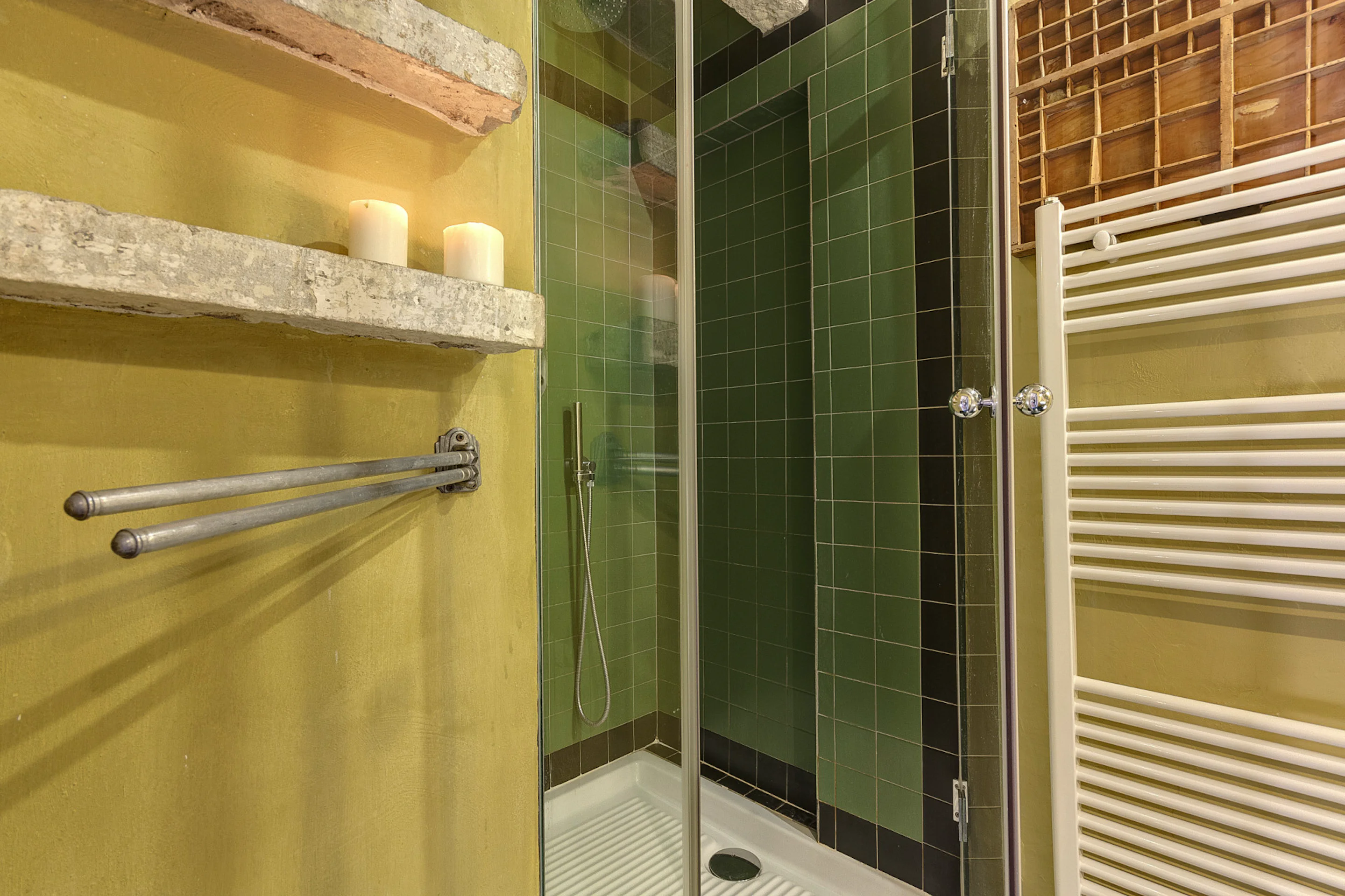 salle de bain carrelage vert