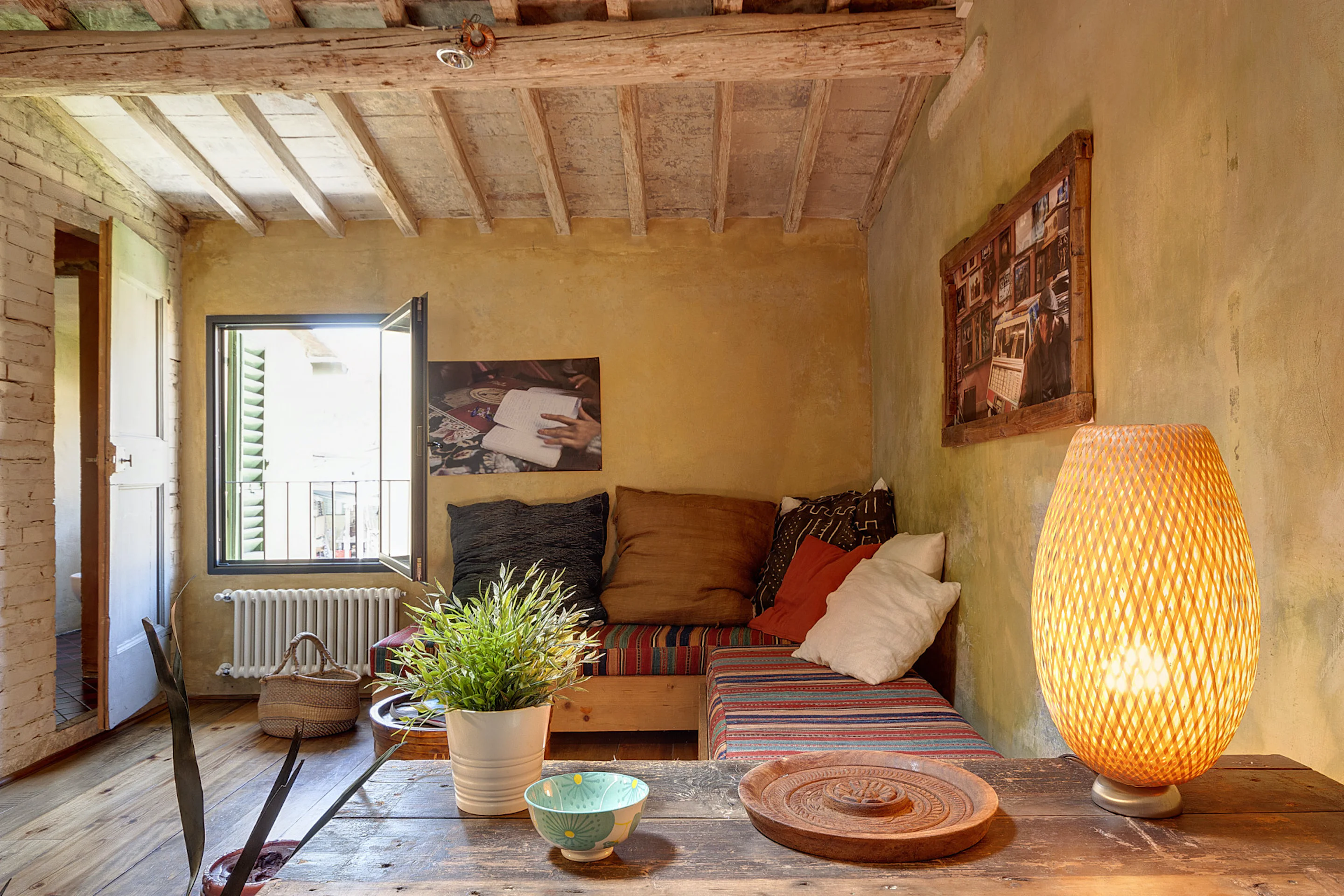 salon avec poutres mini loft 50m2