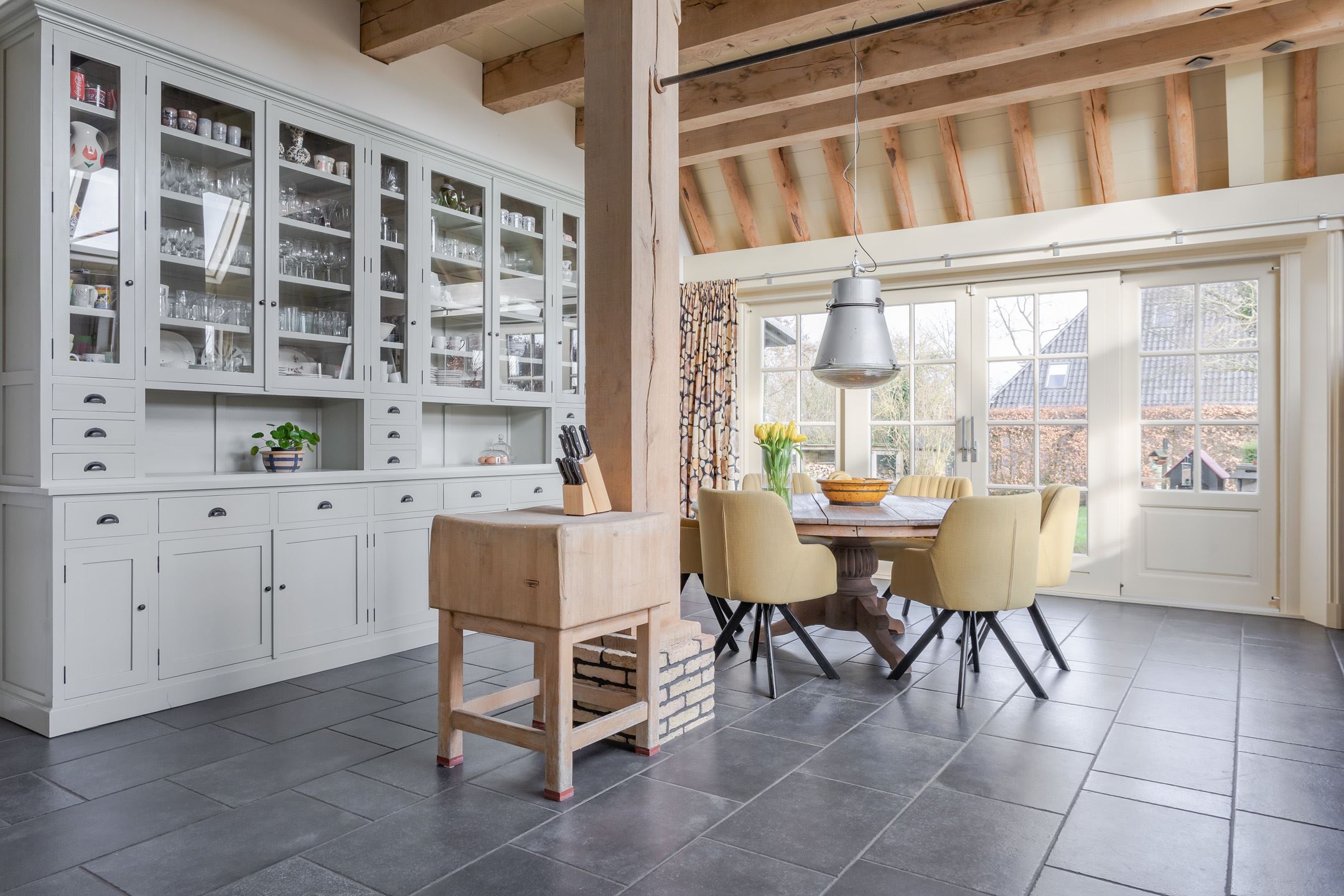 salle à manger avec poutres ferme rénovée