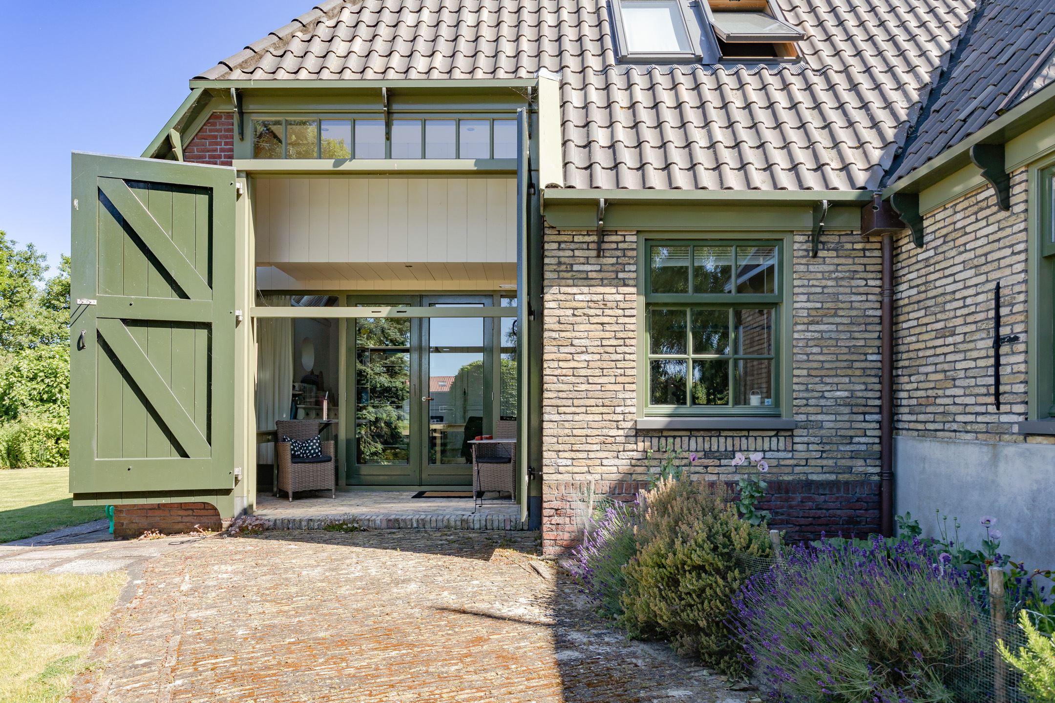 ferme rénovée façade bois vert et briques