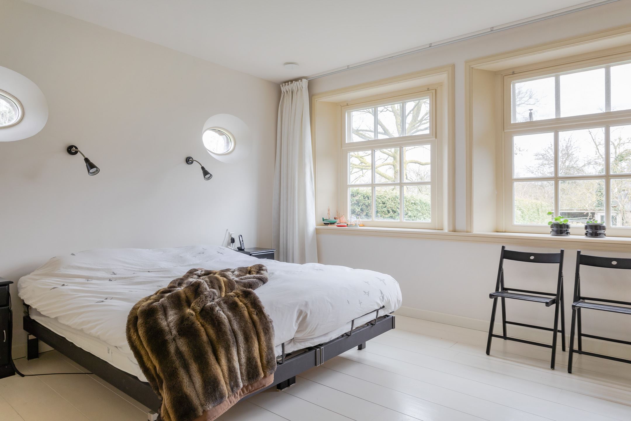 chambre minimaliste blanche