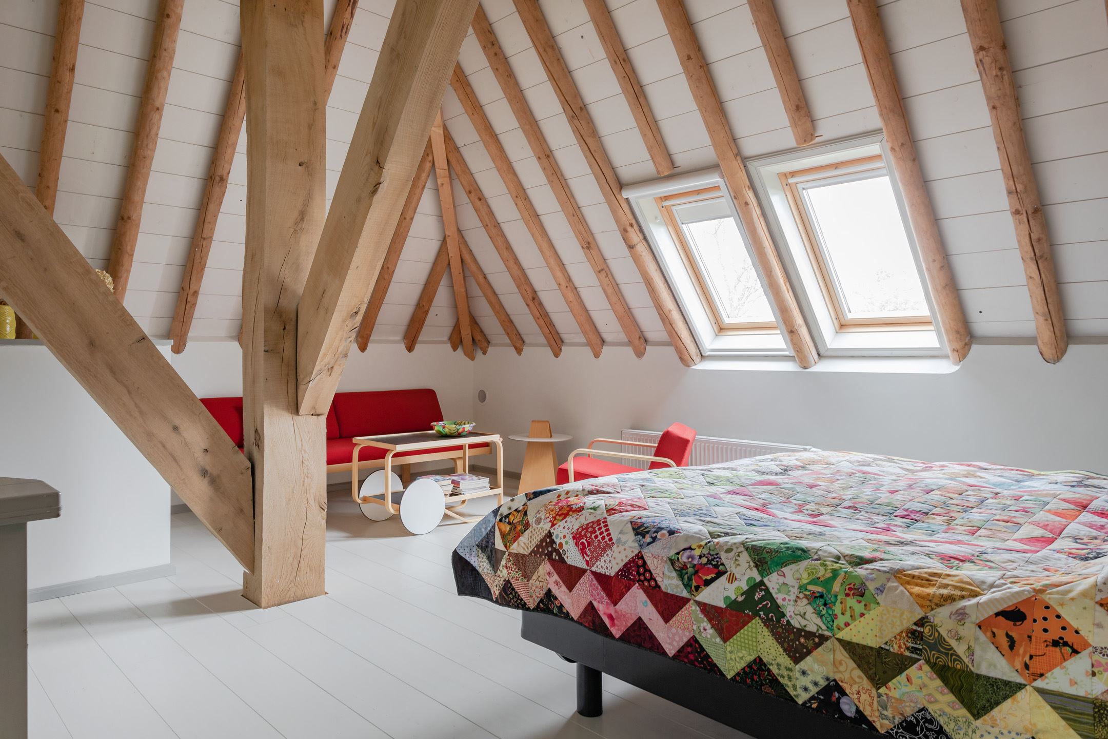 chambre sous combles avec poutres ferme rénovée