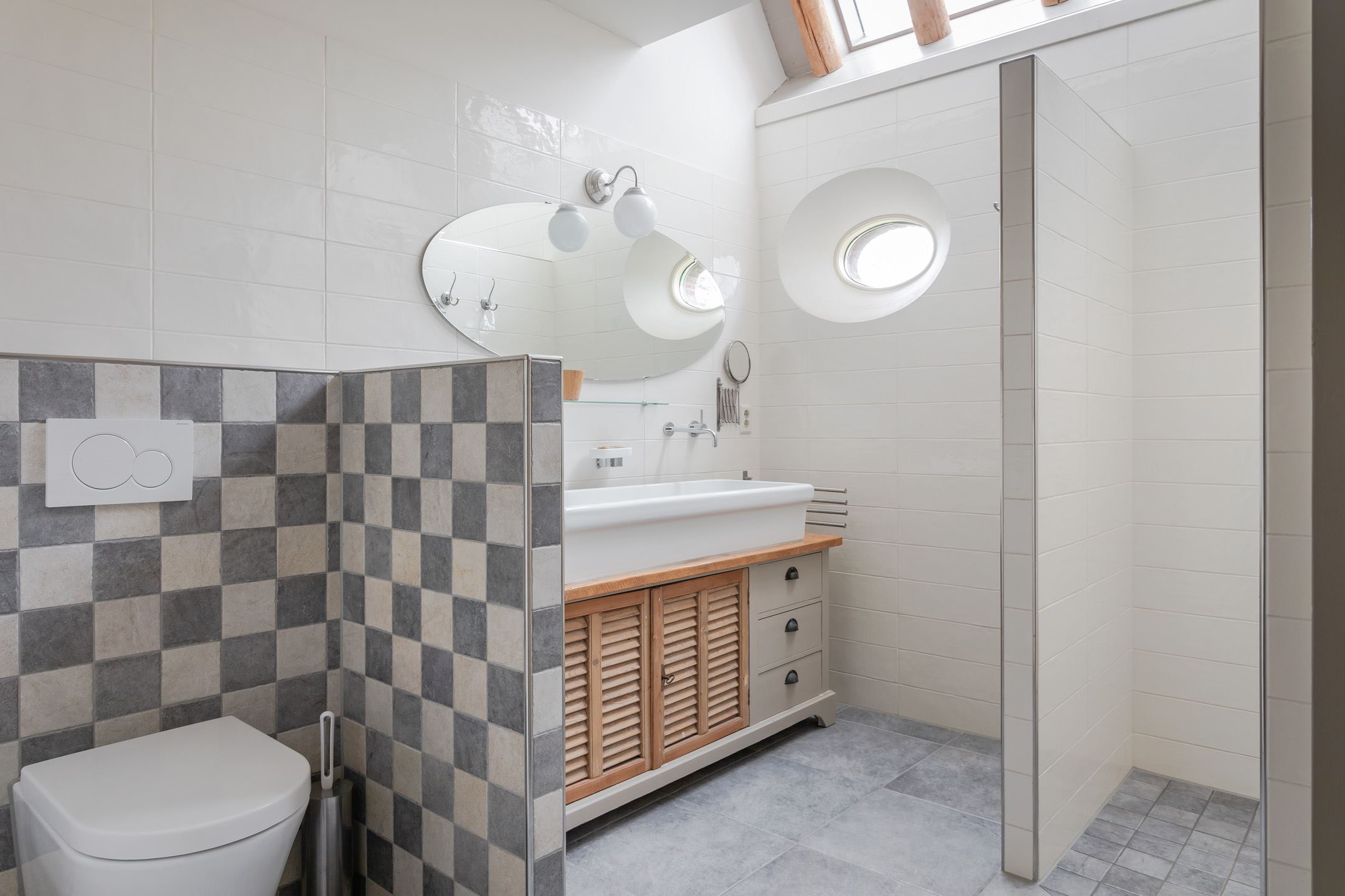 salle de bain avec fenêtre de toit