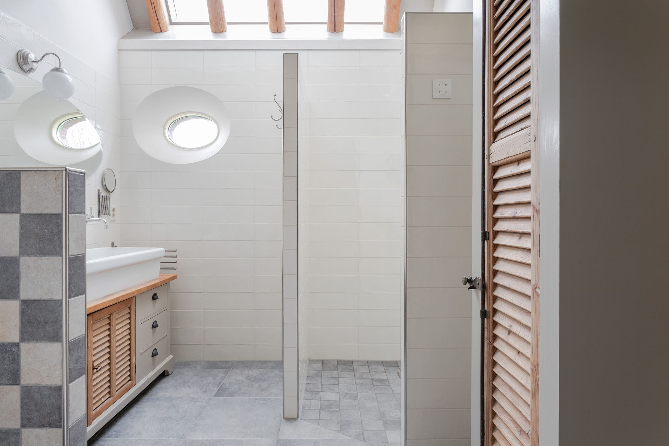 salle de bain avec fenêtre de toit