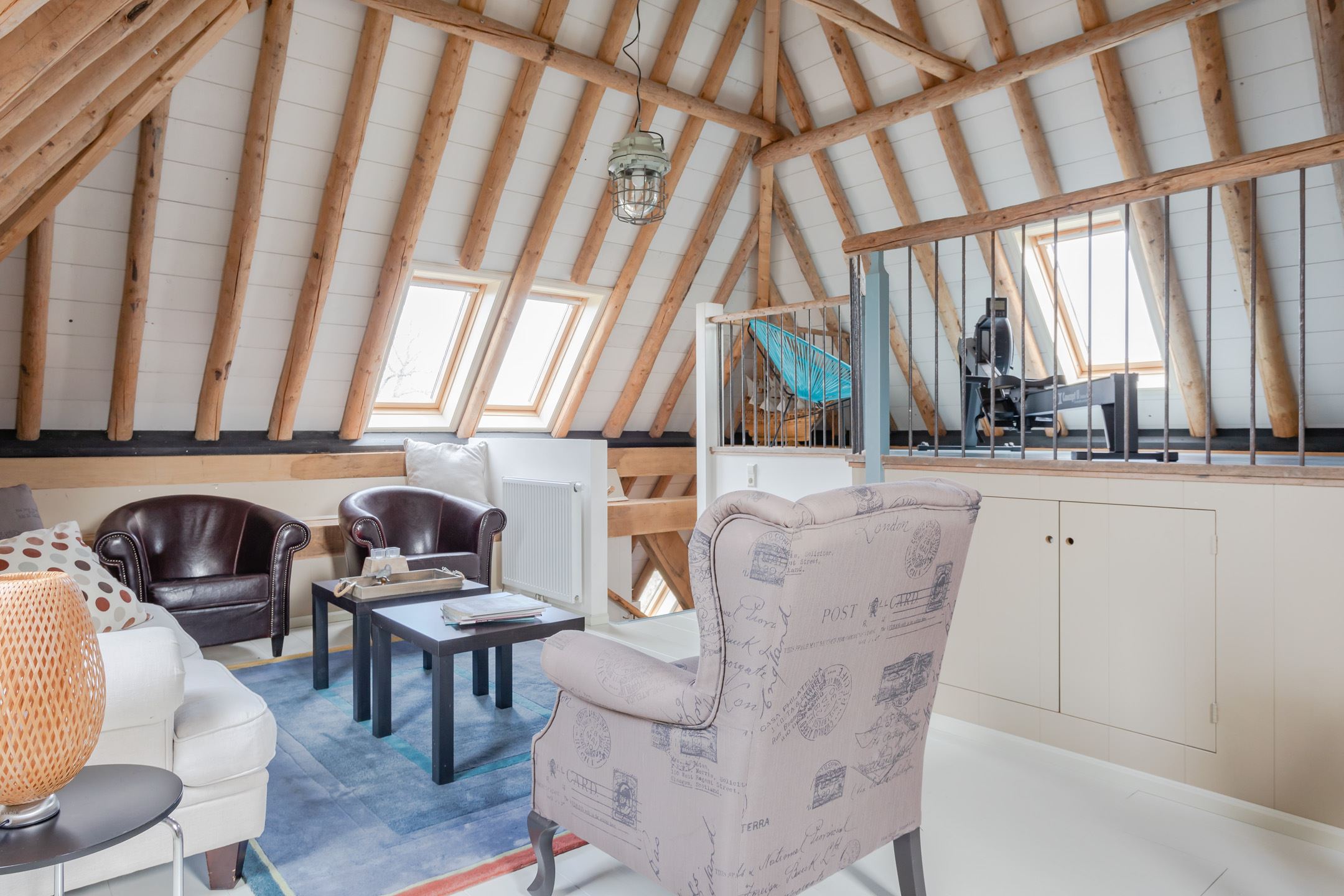 salon avec poutres et mezzanine ferme rénovée