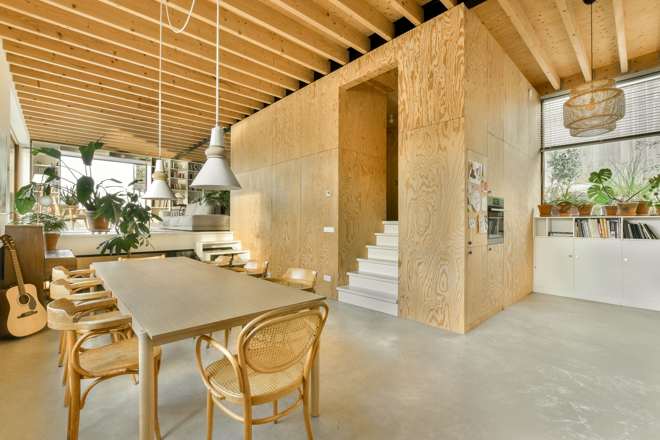 salle à manger avec escalier maison flottante