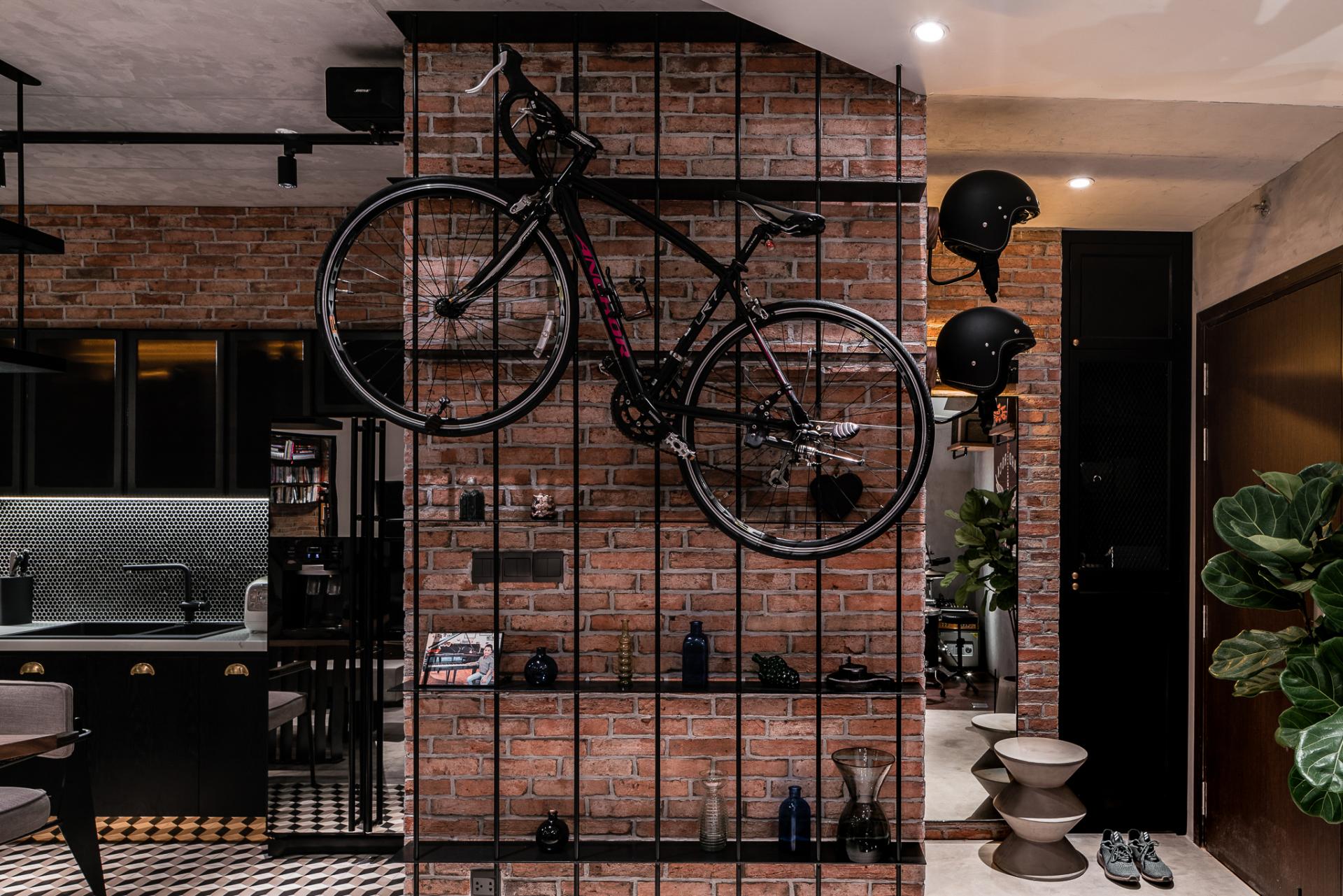 salon avec vélo accroché au mur salon avec vélo accroché au mur