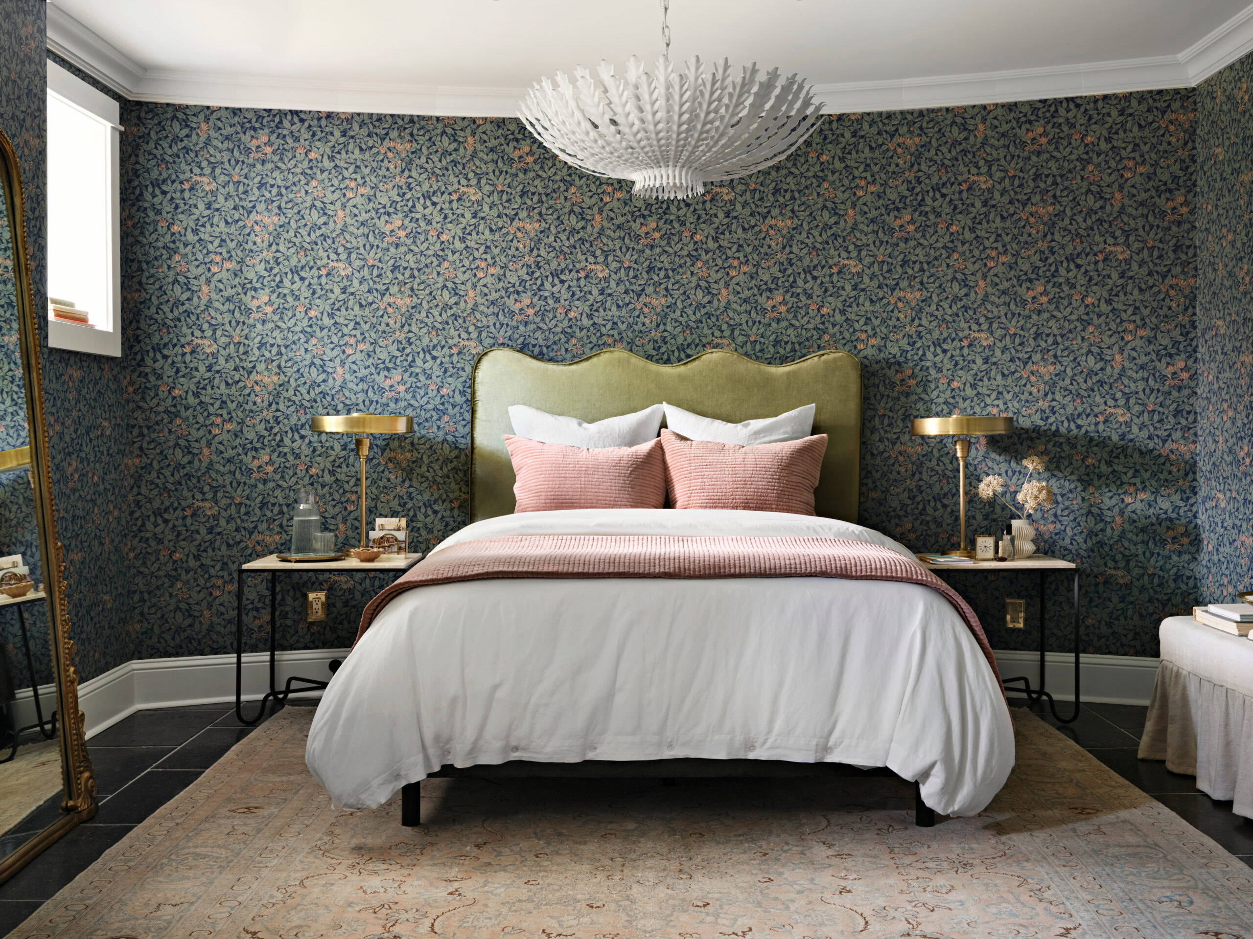chambre rétro avec papier-peint fleurs chambre rétro avec papier-peint fleurs