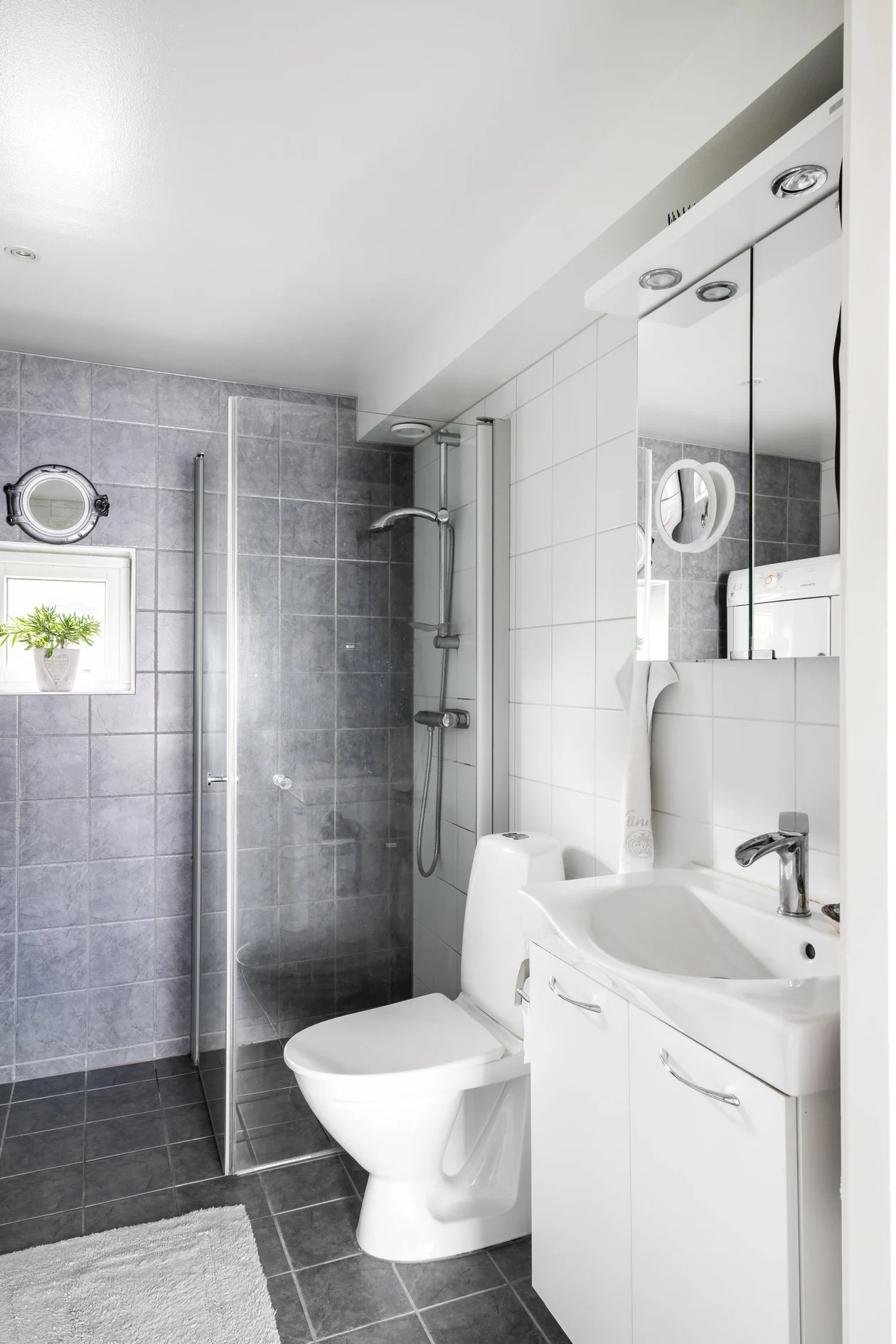 salle de bain grise et blanche