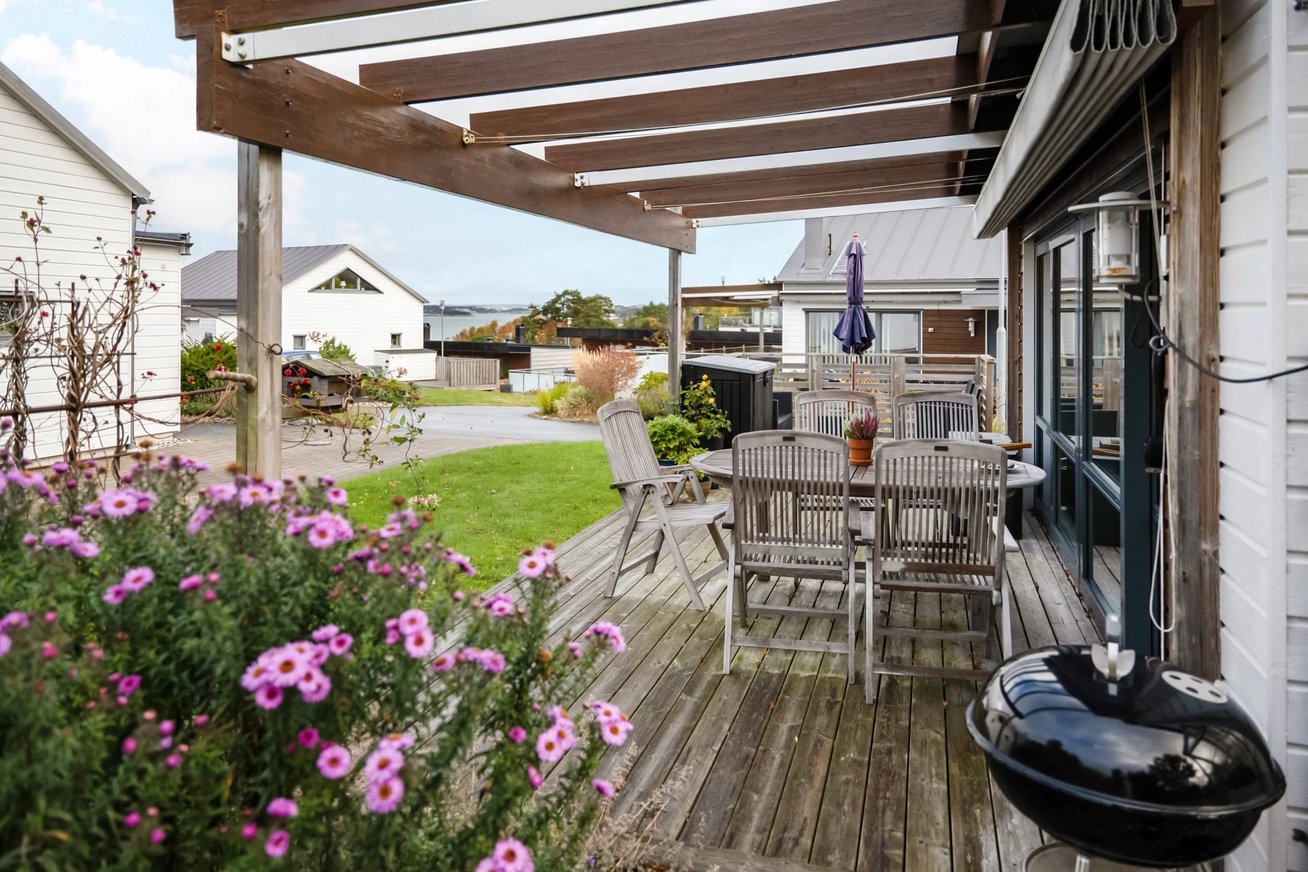 terrasse avec pergola bois petite maison de 45m2