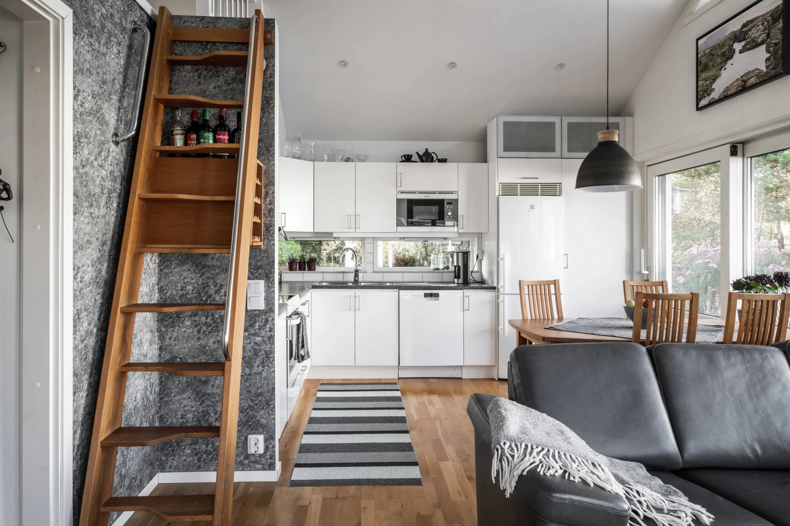salon avec mezzanine petite maison de 45m2