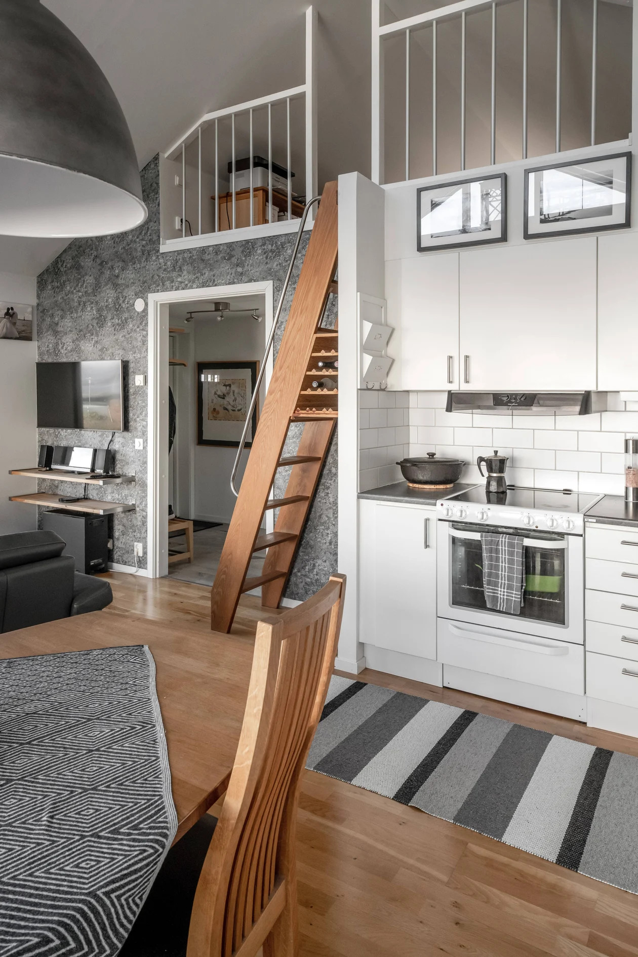salon avec mezzanine petite maison de 45m2