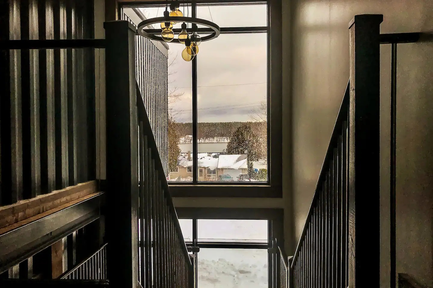 escalier bois et acier maison container