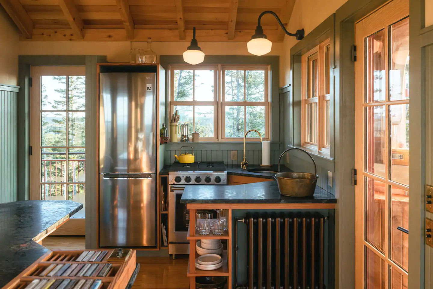 cuisine ouverte salon maison loft en bois sur pilotis cuisine ouverte salon maison loft en bois sur pilotis