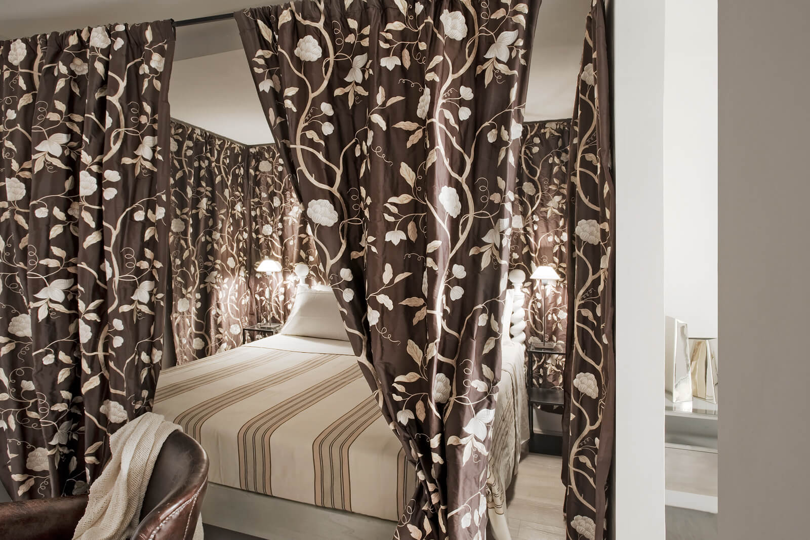 chambre lit à baldaquin