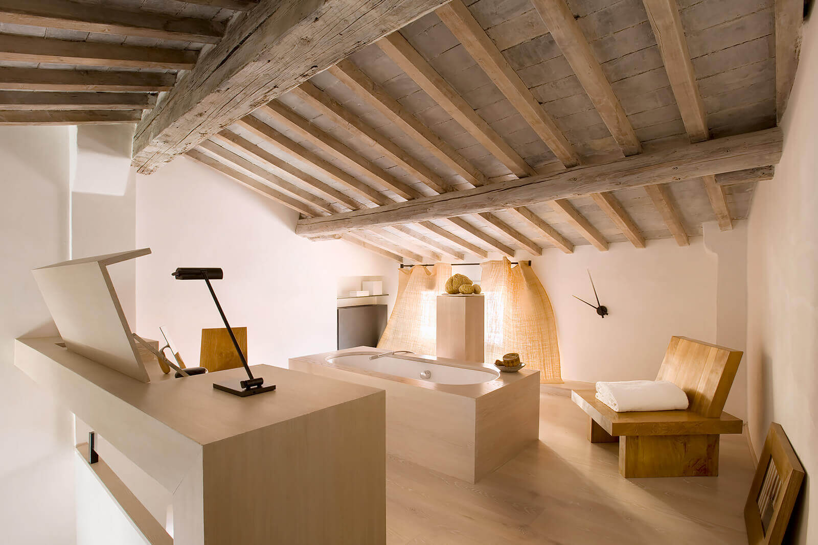 salle de bain design avec poutres anciennes