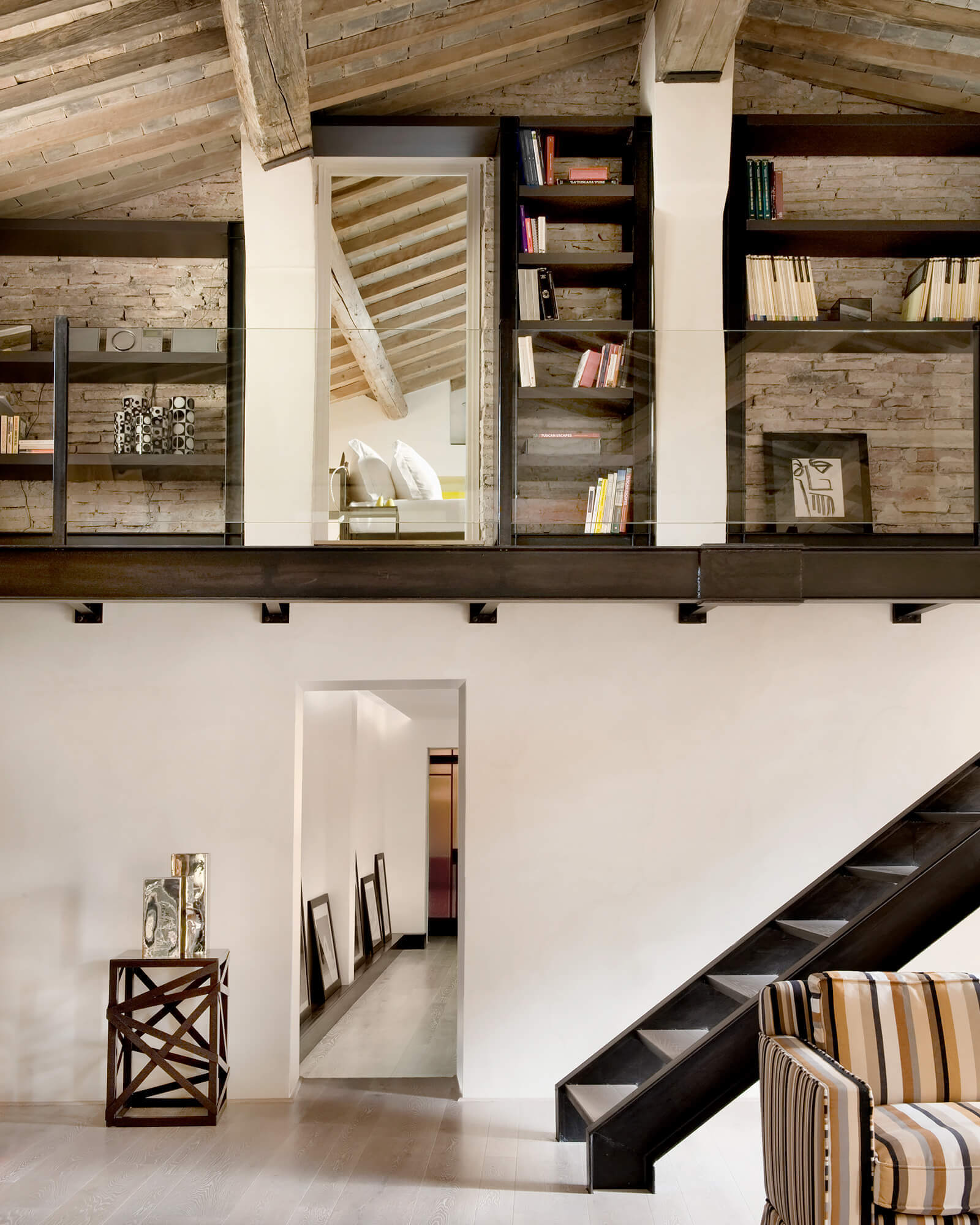 salon avec mezzanine appartement rénové à Florence