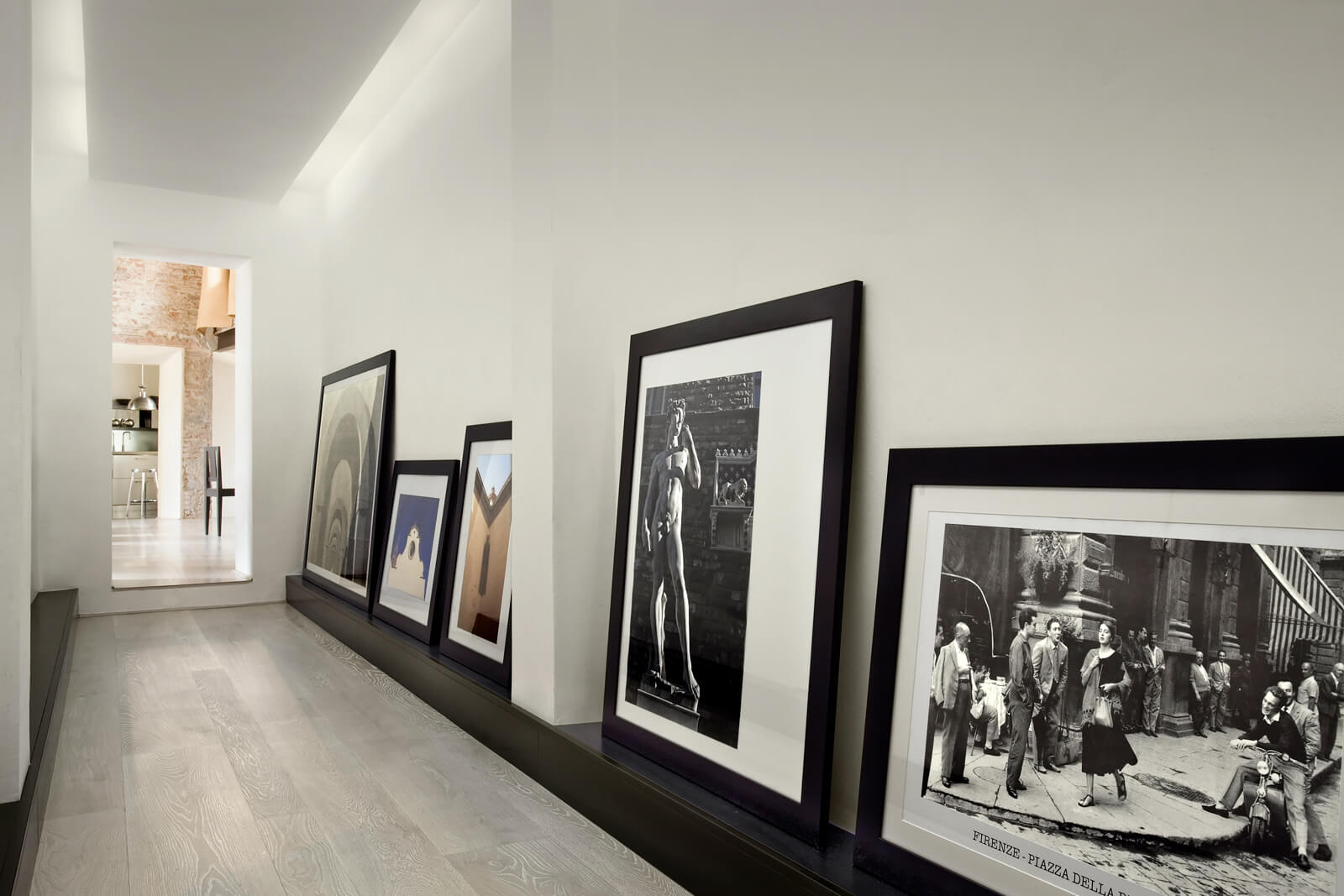 couloir avec cadres décoration contemporaine