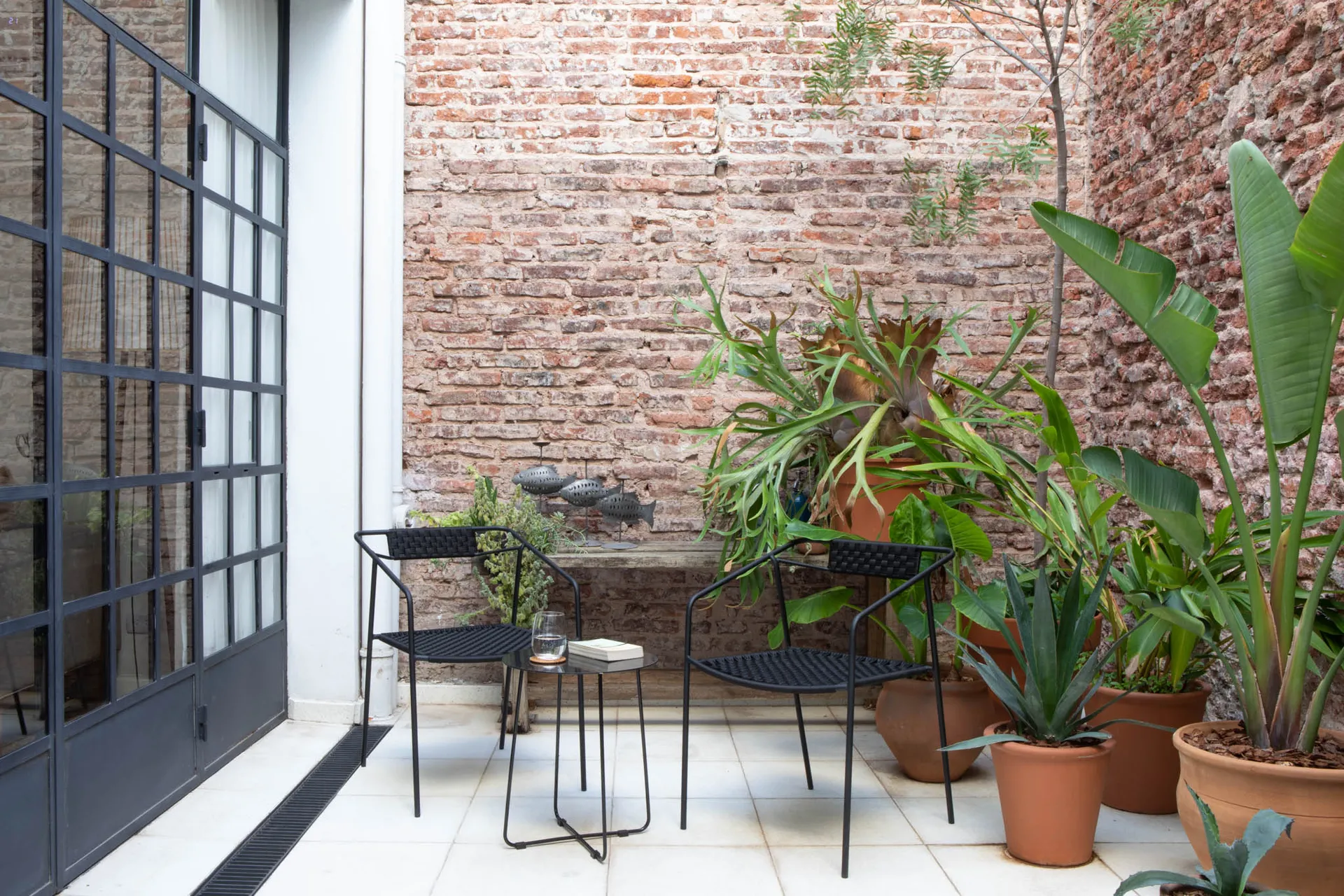 patio murs de briques appartement argentin