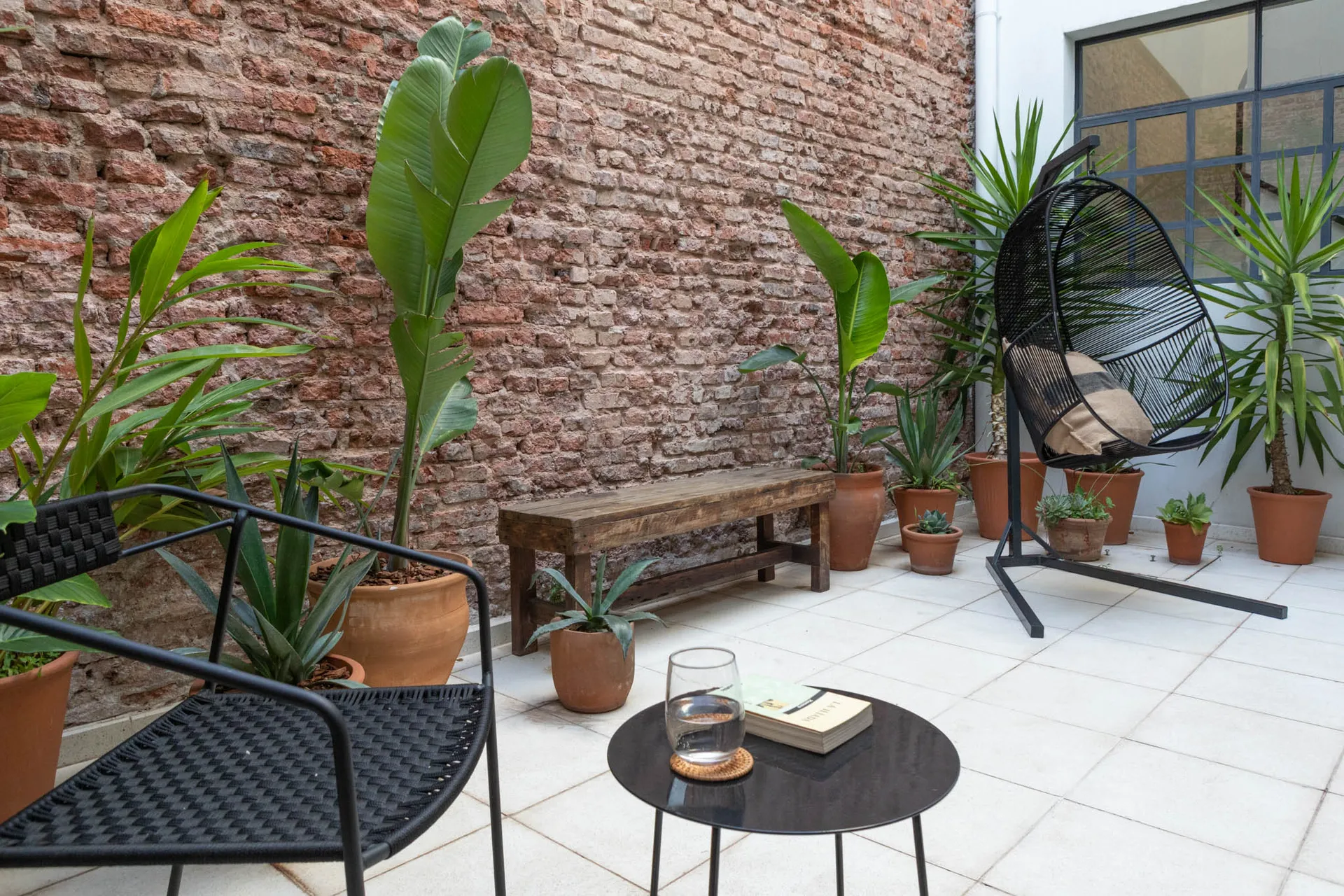 patio murs de briques appartement argentin