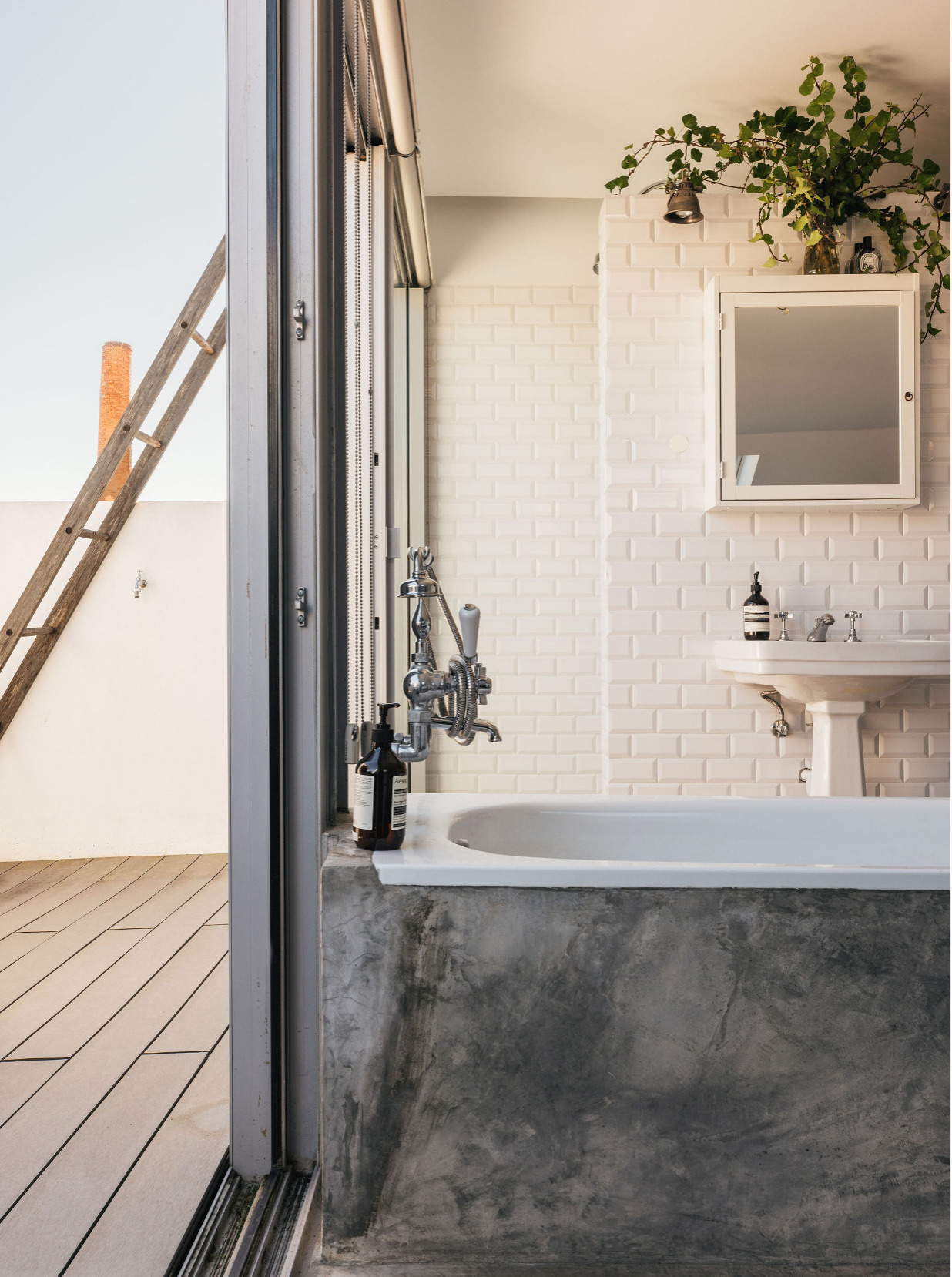salle de bain béton avec terrasse