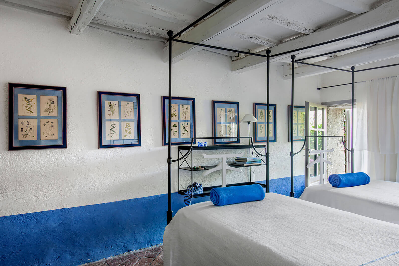 chambre avec lit à baldaquin maison en pierres