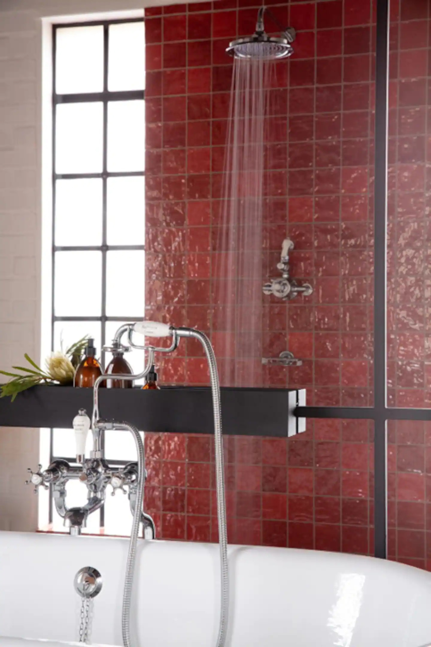salle de bain carrelage rouge petite maison loft 