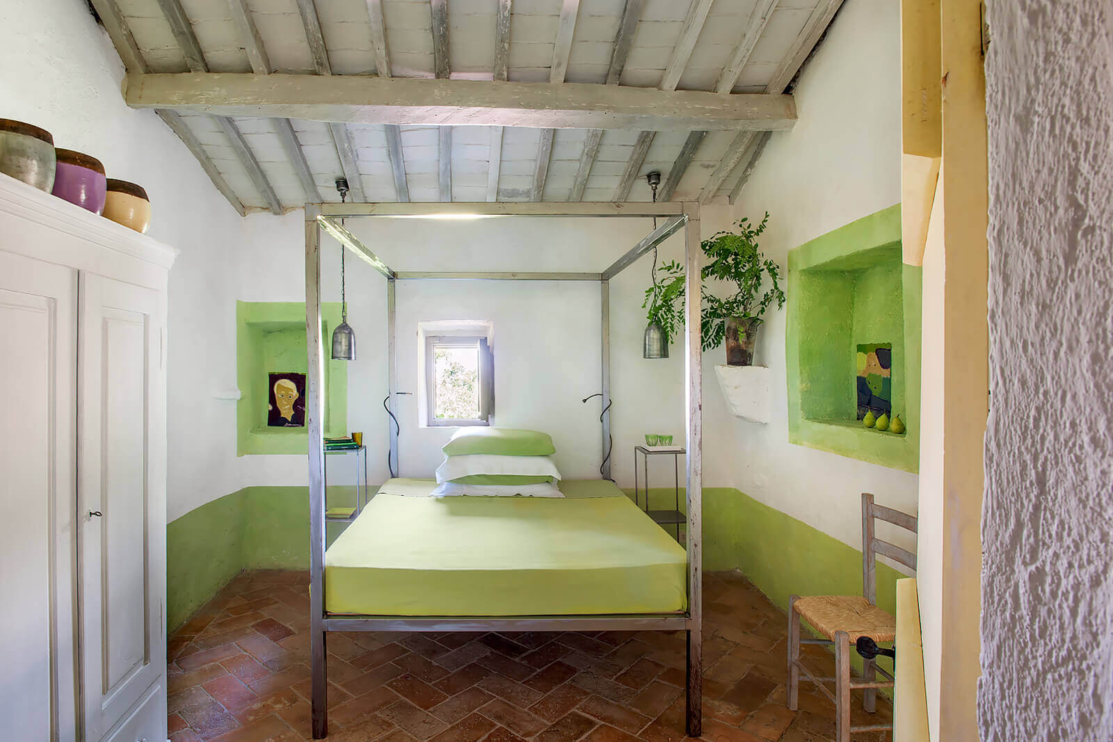 chambre avec poutres maison en pierres