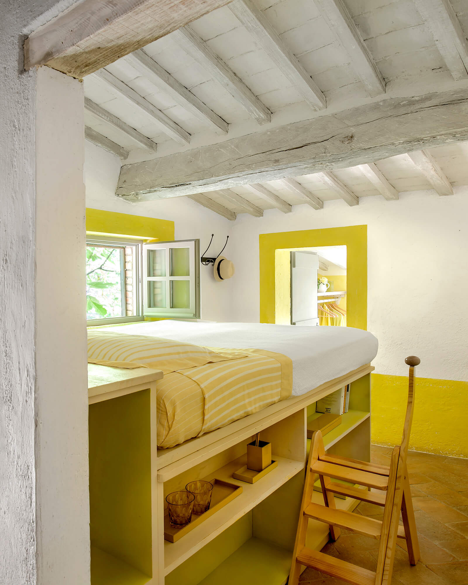 chambre design avec poutres anciennes