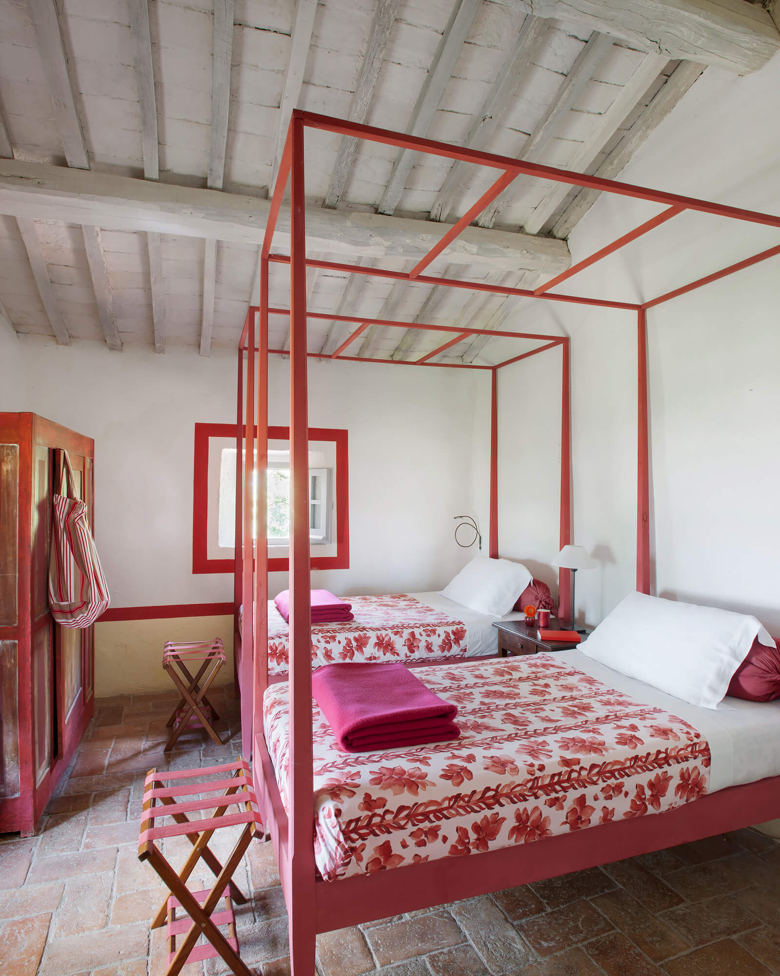 chambre avec lits à baldaquins