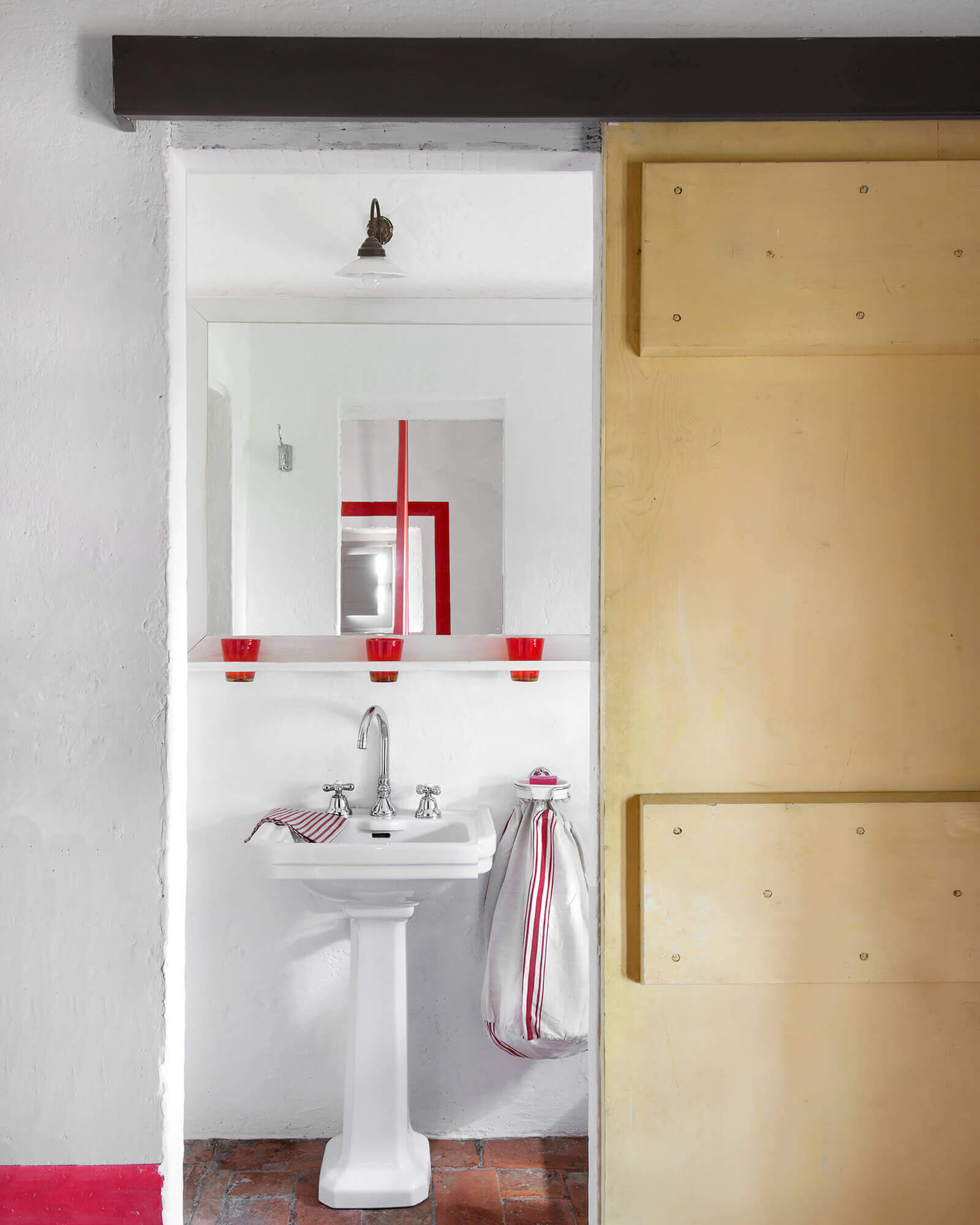 salle de bain rétro maison en pierres