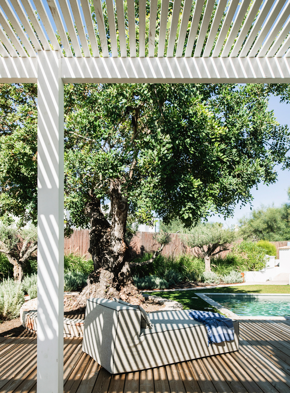 terrasse avec pergola blanche