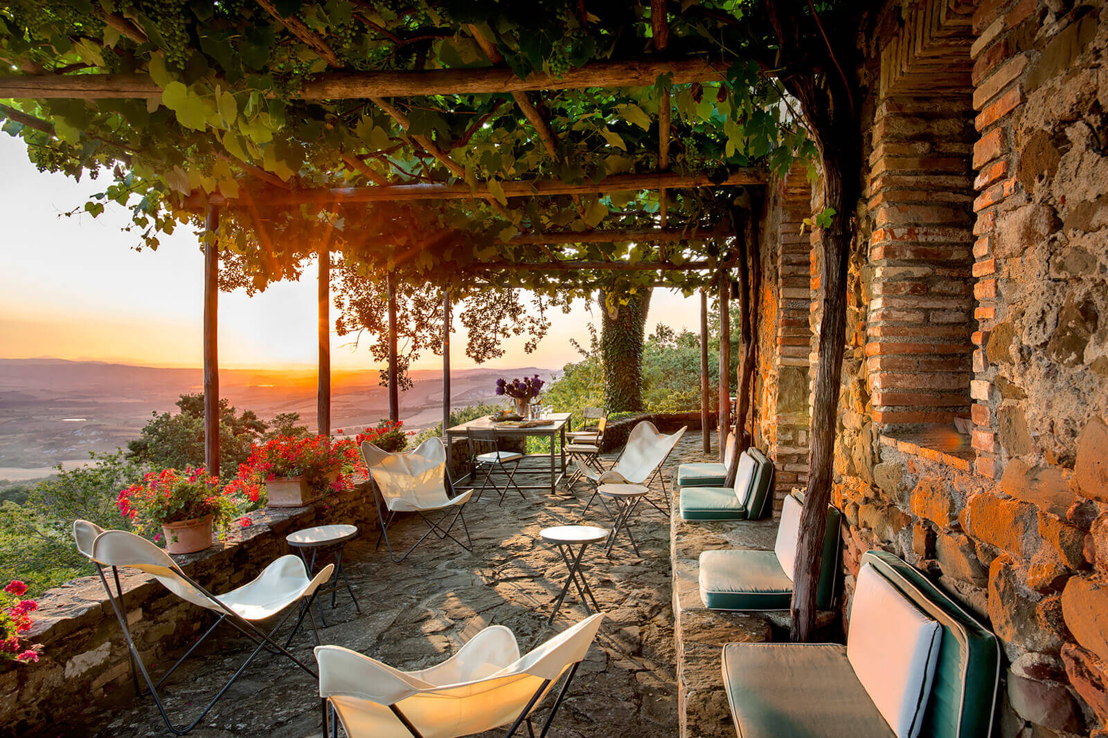 terrasse avec pergola bois maison en pierres
